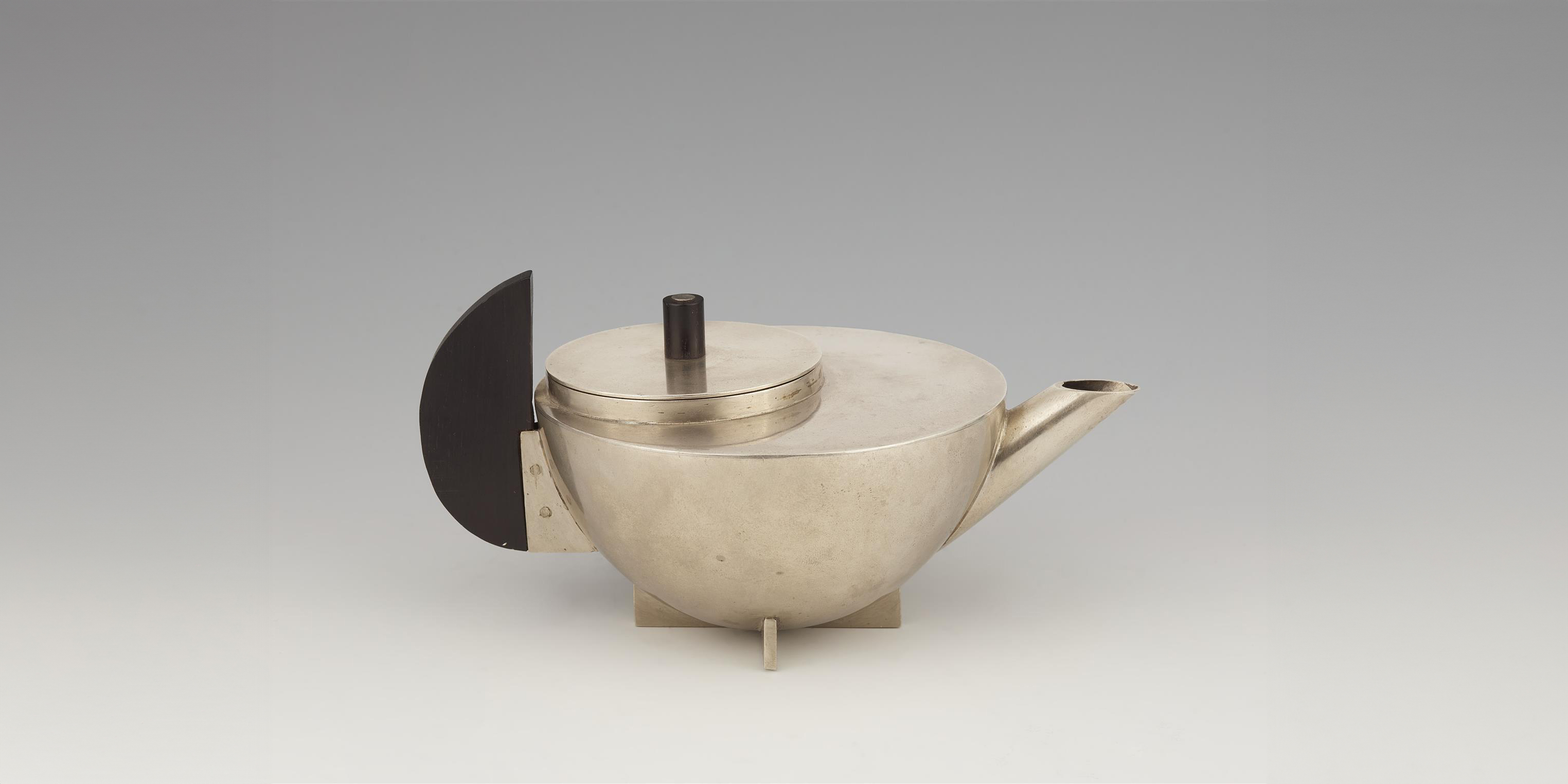 100-year-old teapot auctioned for 327.600 € (incl. premium)