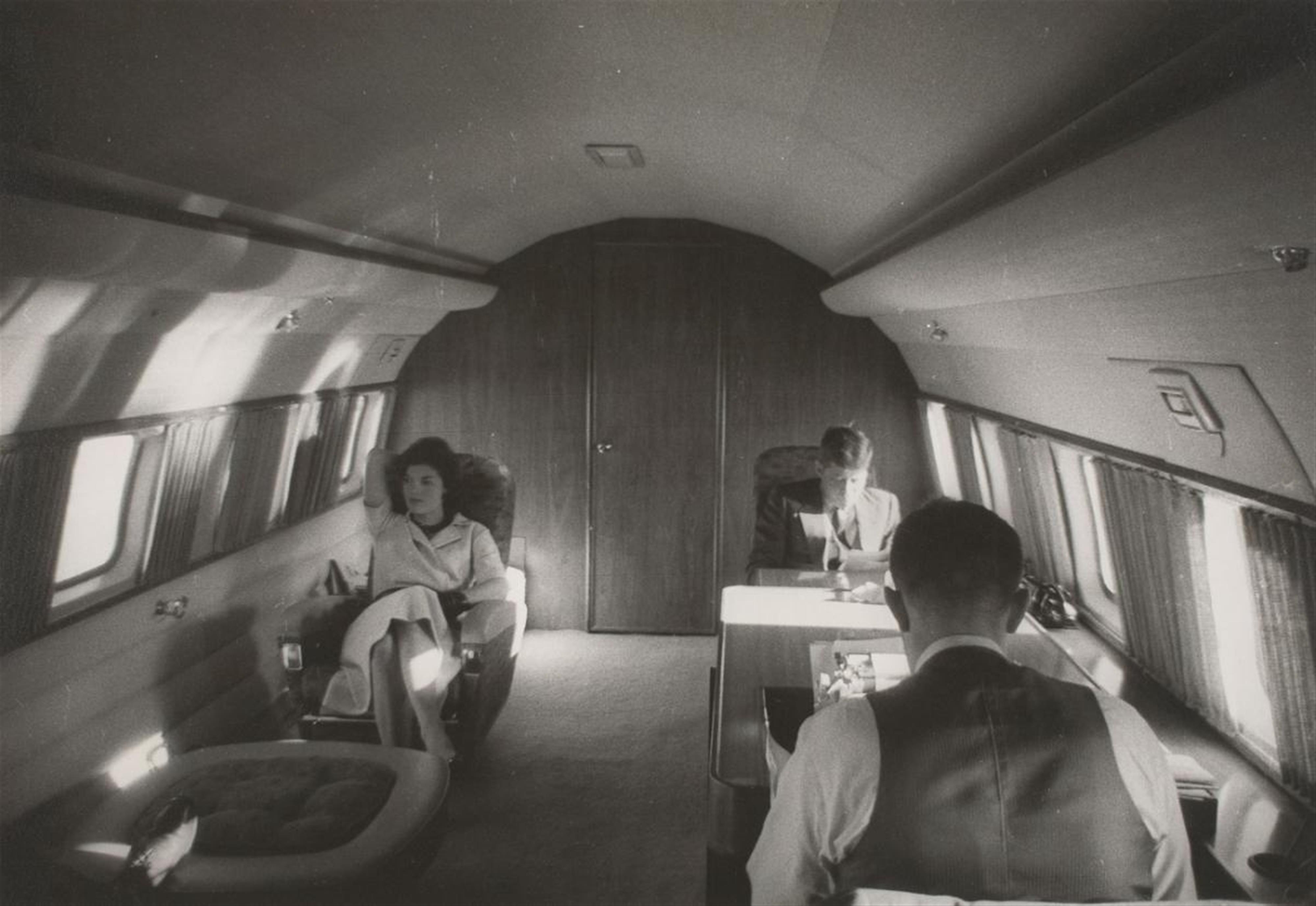 Jacques Lowe - John F. Kennedy und Ehefrau mit Lyndon Johnson an Bord der Air Force One - image-1
