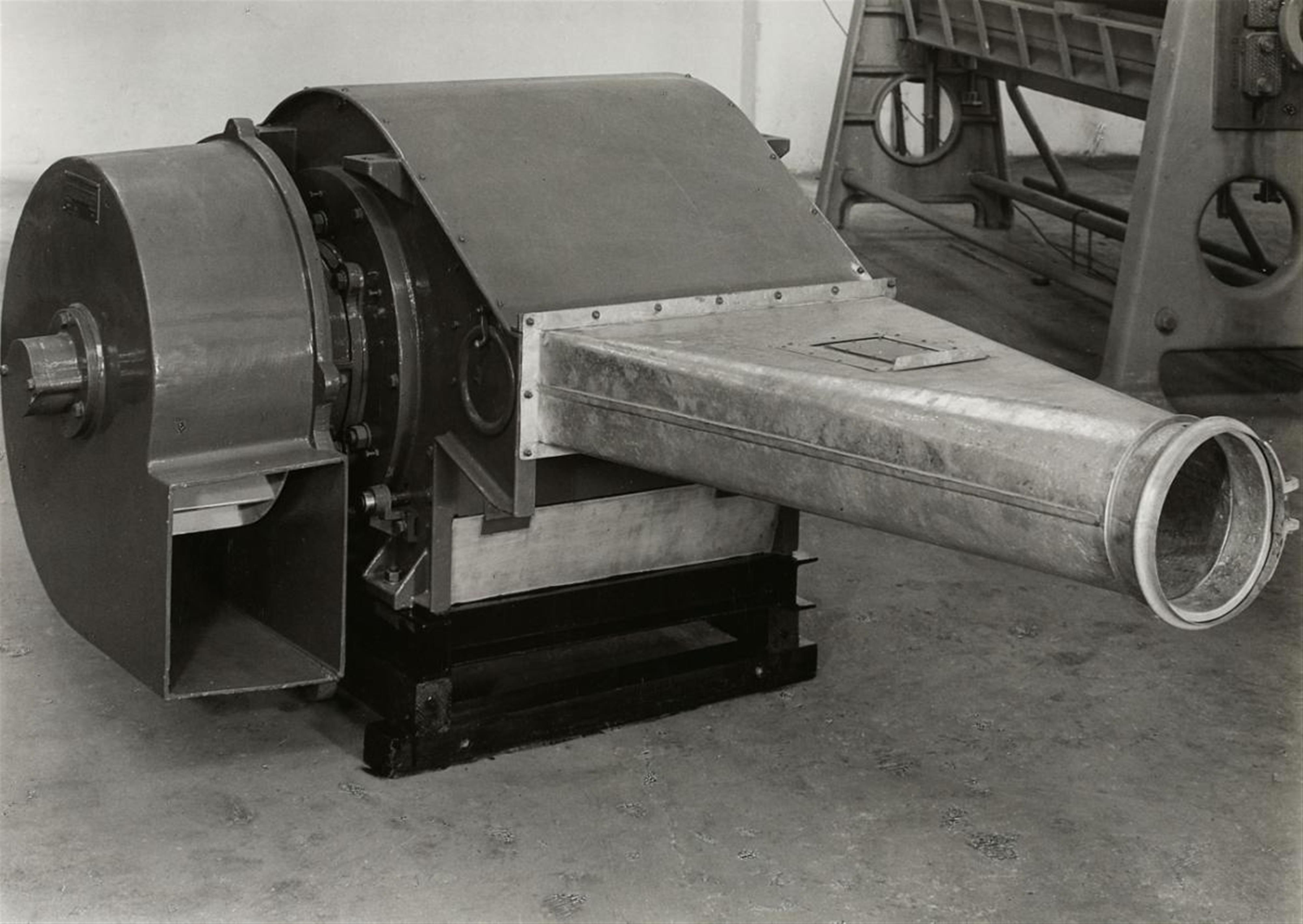 Albert Renger-Patzsch - Schubert & Salzer, Ingolstadt. Blow room machine. Cotton mill machine. Untitled. - image-2
