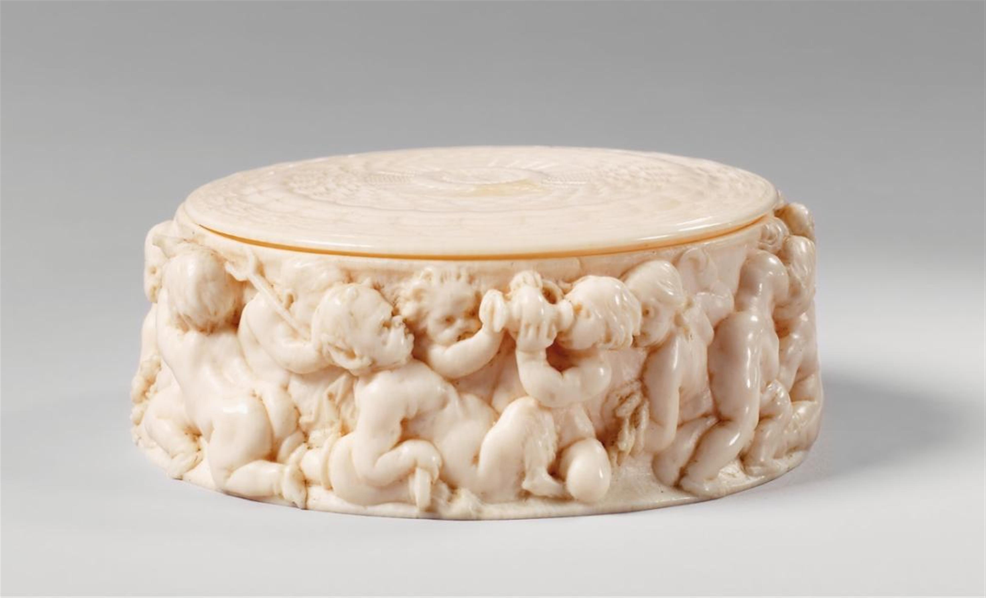 Netherlands Late 17th century - A ROUND IVORY BOX WITH PUTTI - image-1