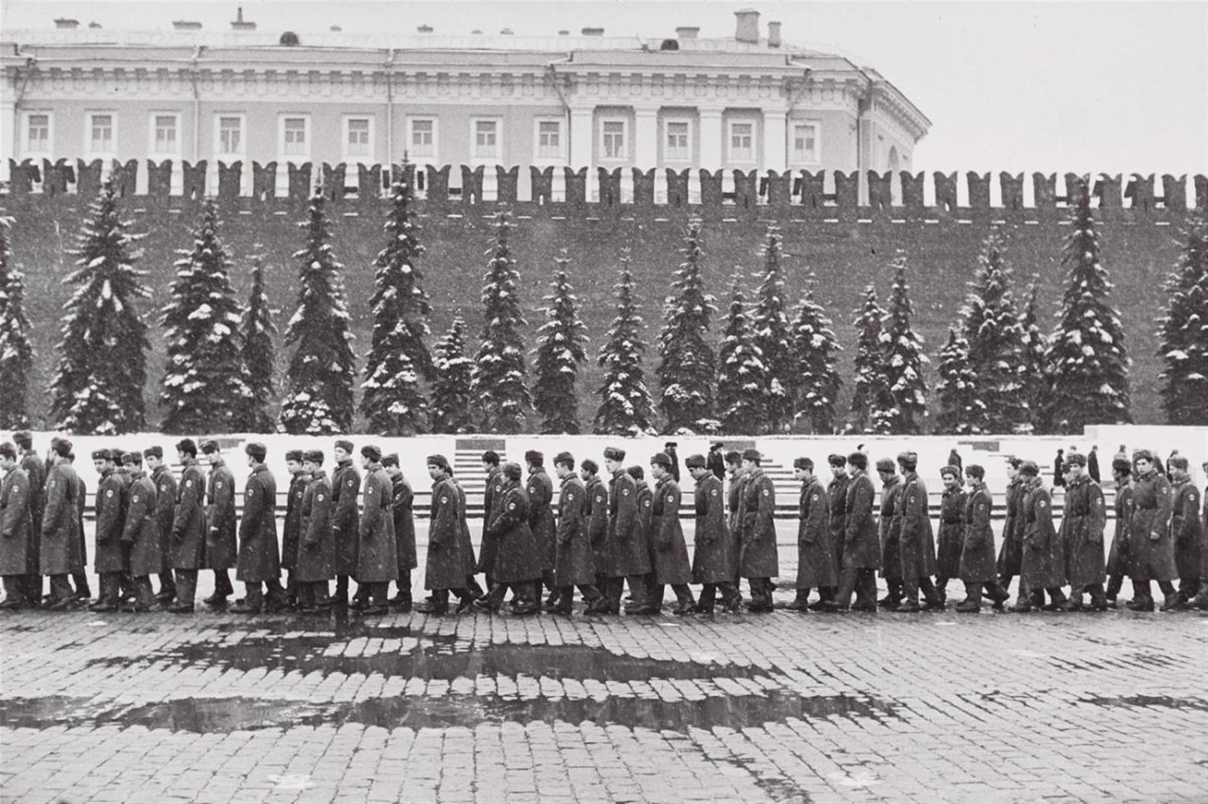 Henri Cartier-Bresson - Soldaten auf dem Roten Platz vor dem Lenin-Museum, Moskau - image-1