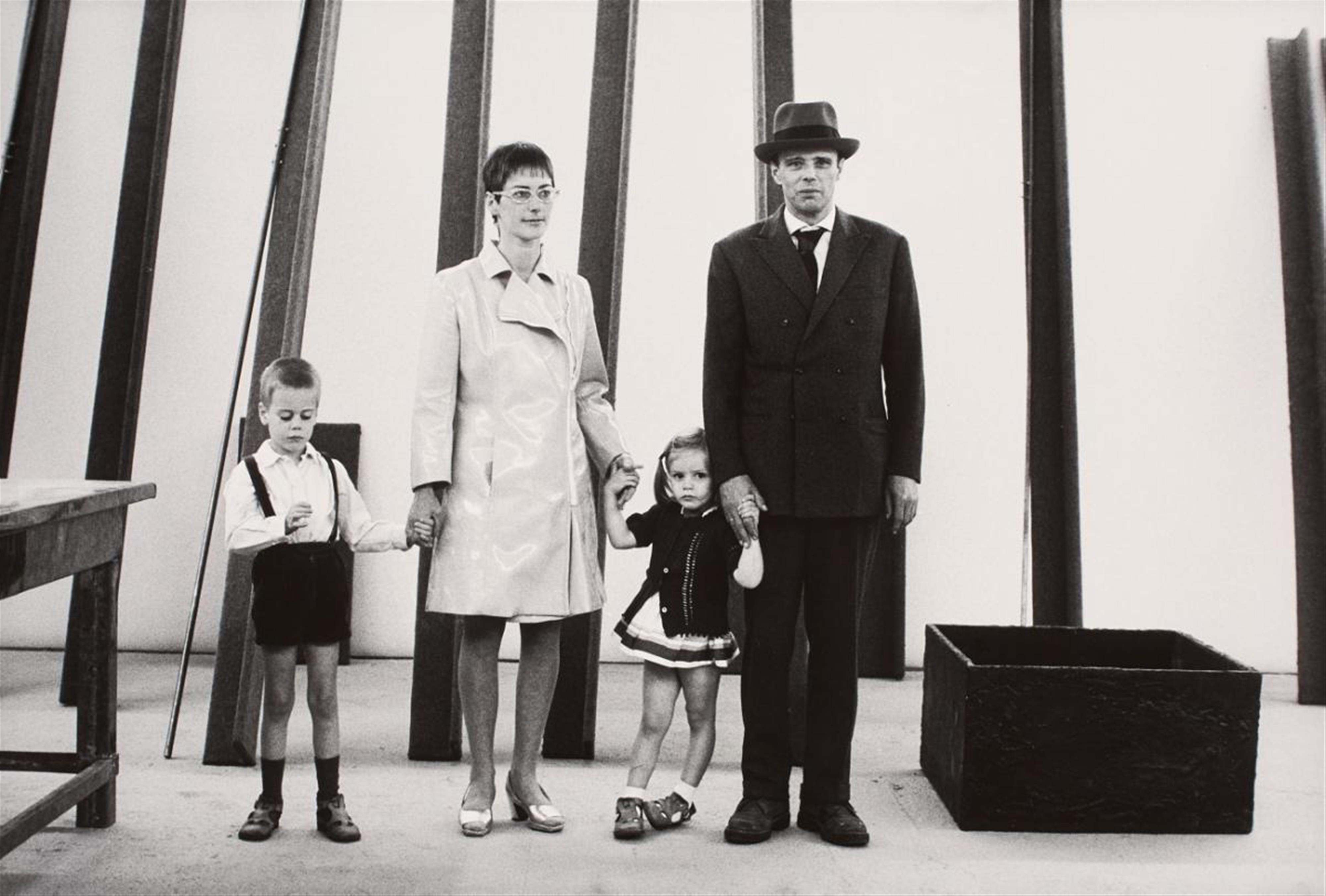 Robert Lebeck - Joseph Beuys und Familie auf der Documenta in Kassel (Joseph Beuys and his family at Documenta in Kassel) - image-1
