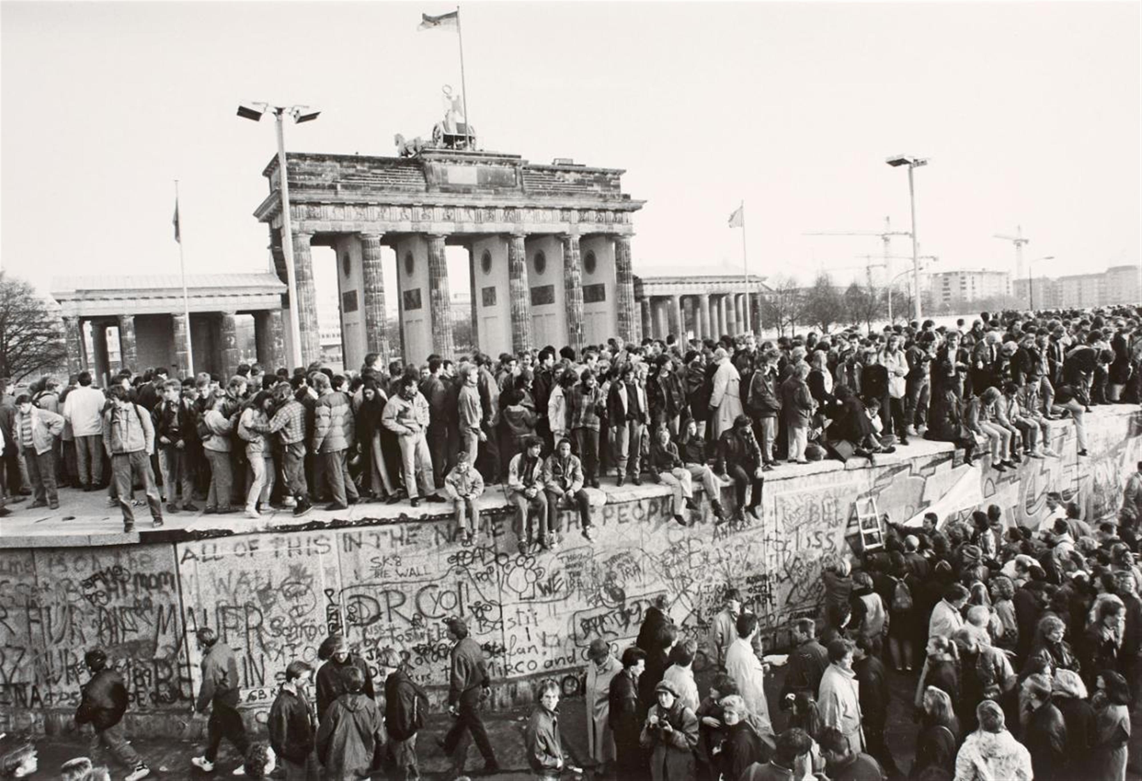 Barbara Klemm - Fall der Mauer, Berlin, 10. November 1989 (Fall of the Wall, Berlin, November 10, 1989) - image-1