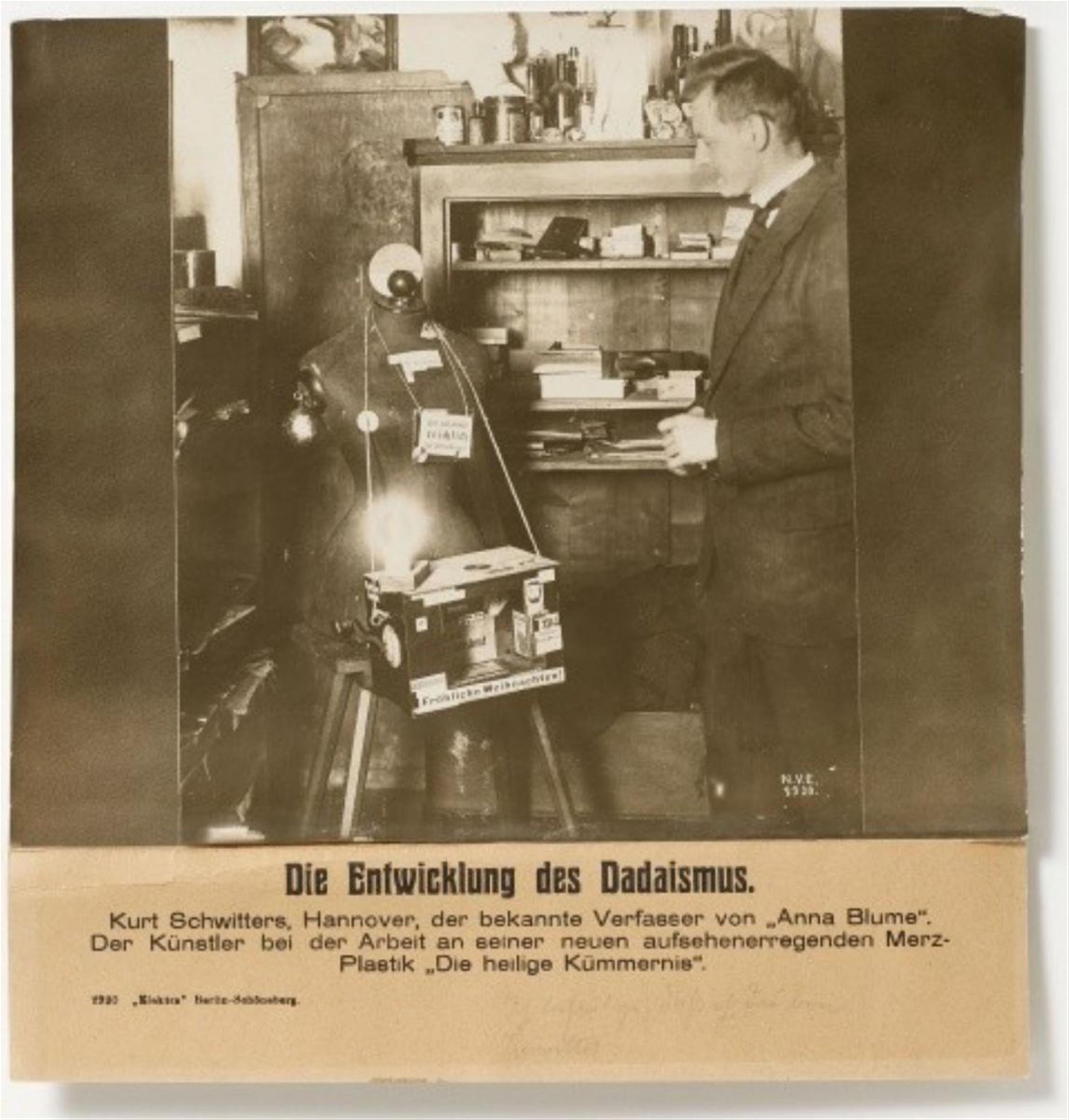 und Anonym - Kurt Schwitters bei der Arbeit an seiner Merzplastik "Die heilige Bekümmernis" - image-1