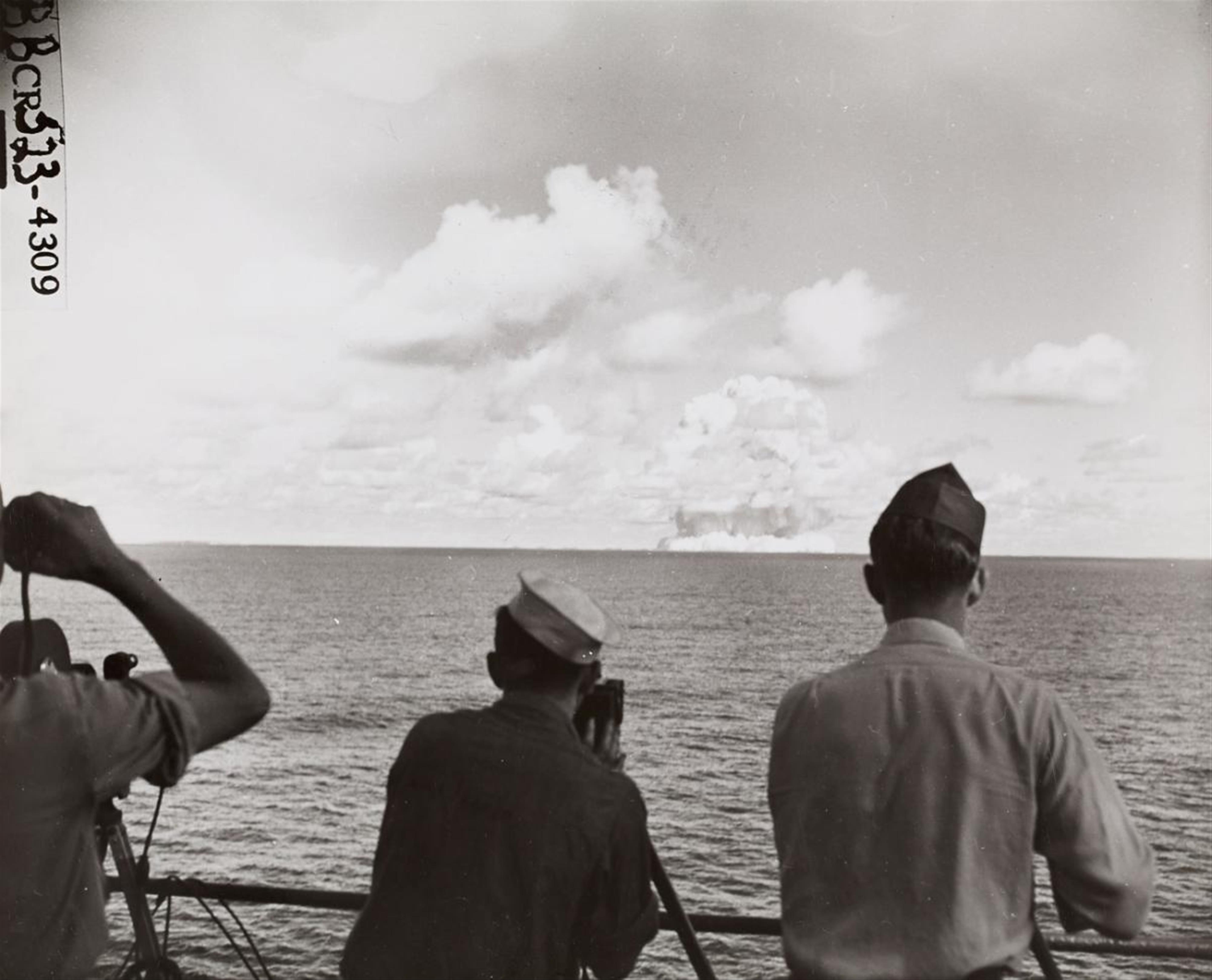 Official Photograph U.S. Navy - Ohne Titel (Underwater atomic bomb, Bikini Atoll) - image-1