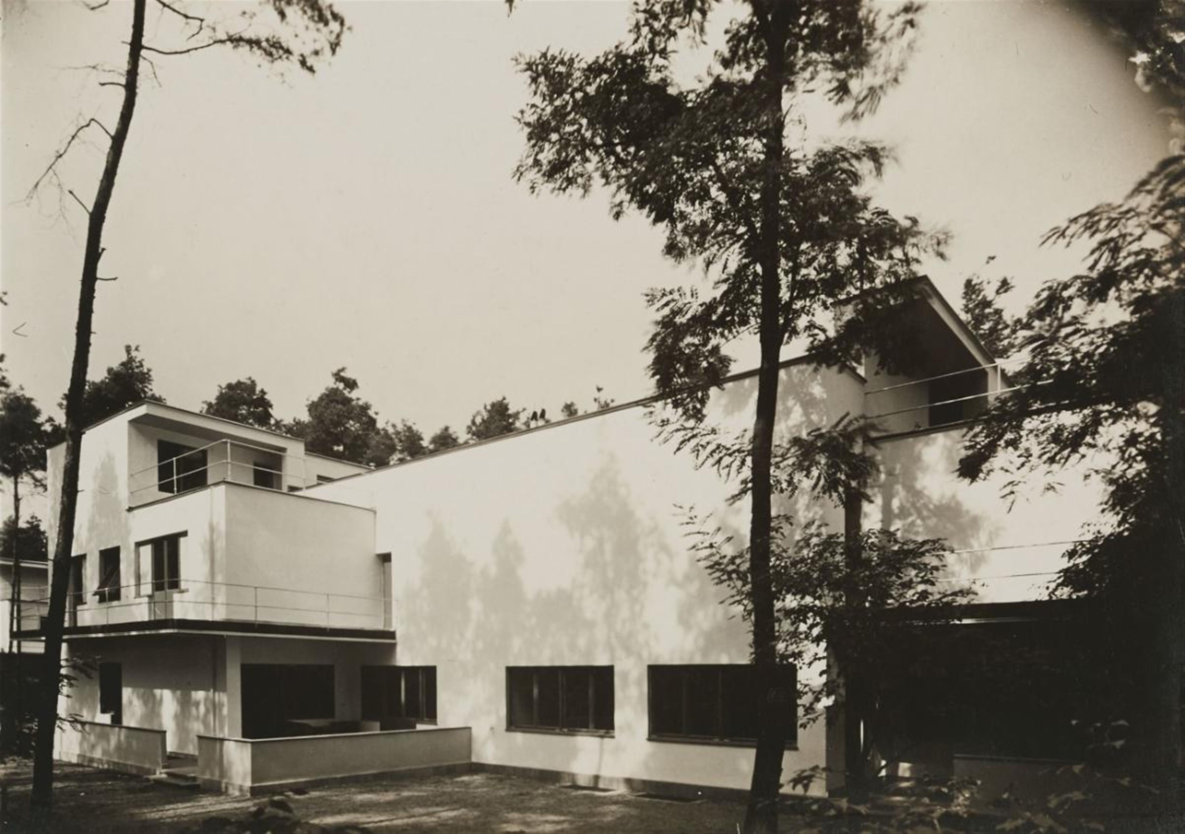 Lucia Moholy - Bauhaussiedlung Dessau, Doppelwohnhaus (Residential area Dessau, semi-detached house) - image-1