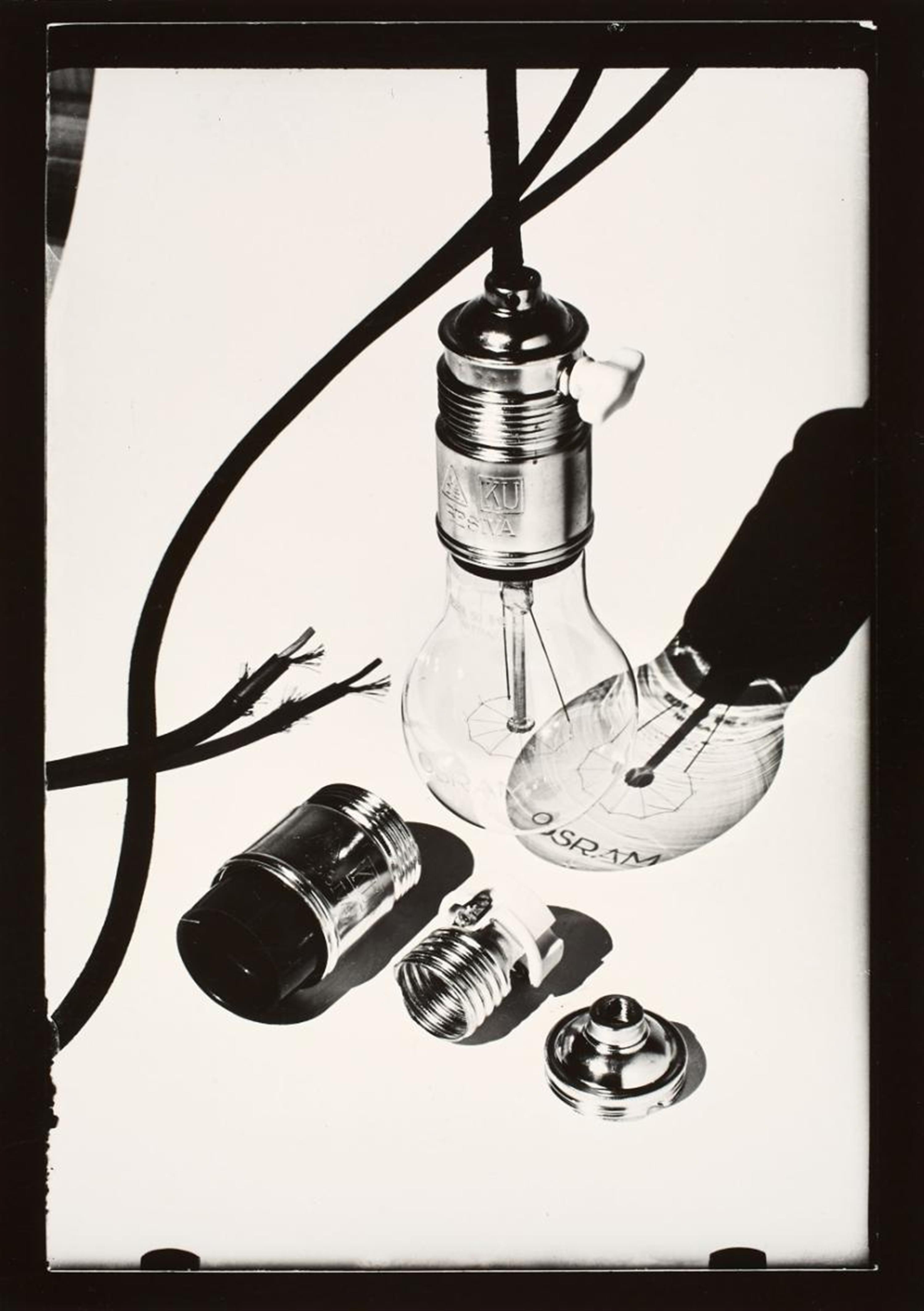 Hans Finsler - Elektrische Birne mit Teilen der Fassung (Electric bulb with screw fitting) - image-1