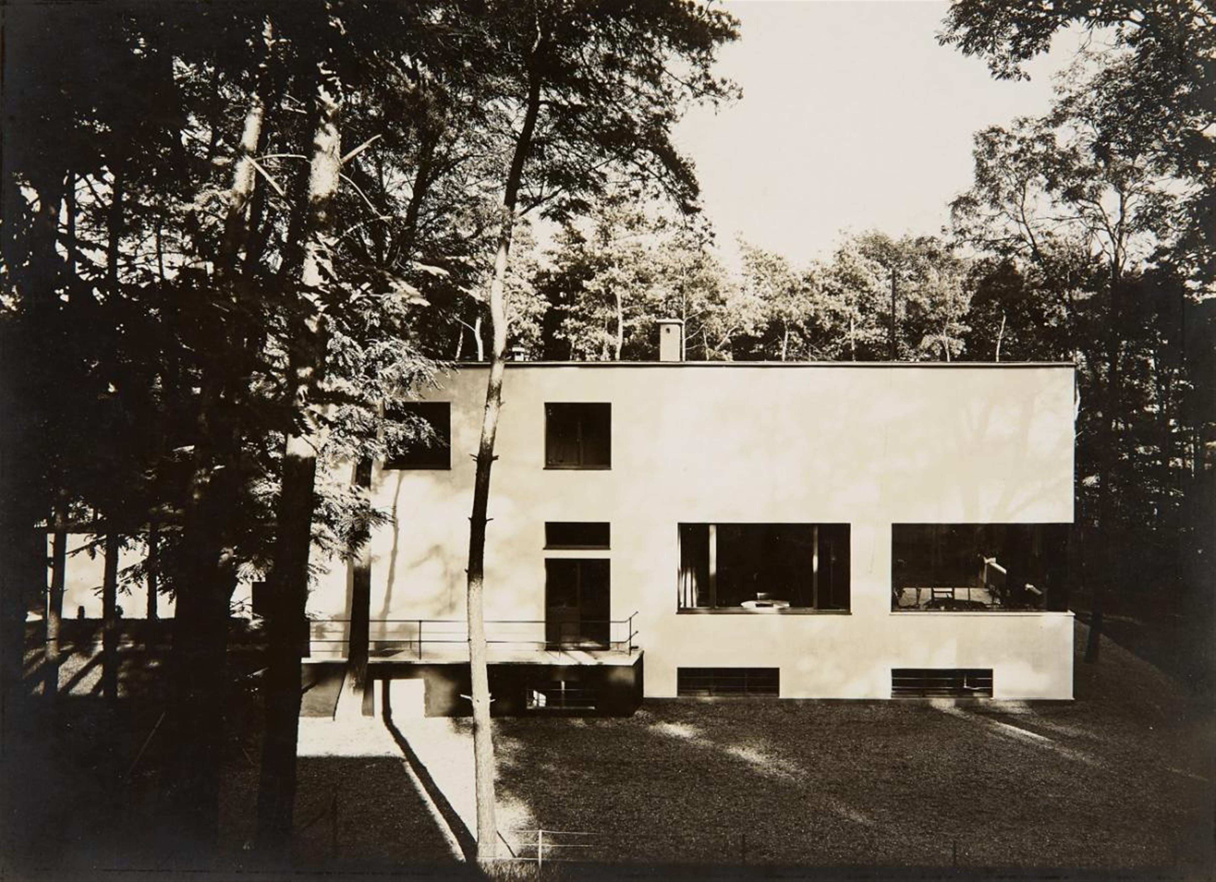 Lucia Moholy - Bauhaussiedlung Dessau, Haus Gropius (Residential area, Bauhaus Dessau, Gropius House) - image-1
