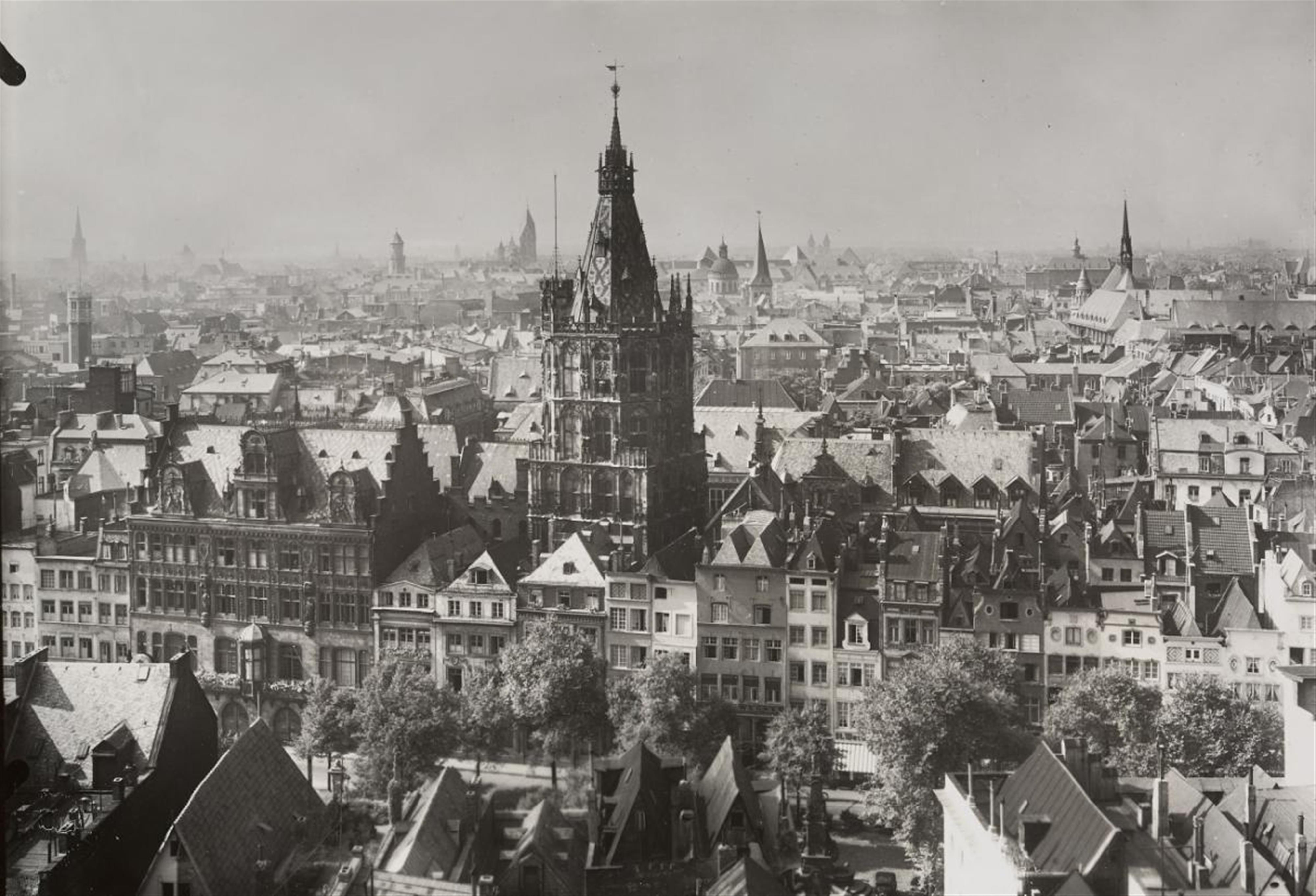 August Sander - Blick auf Rathaus und Alter Markt (View to town hall and Alter Markt) - image-1