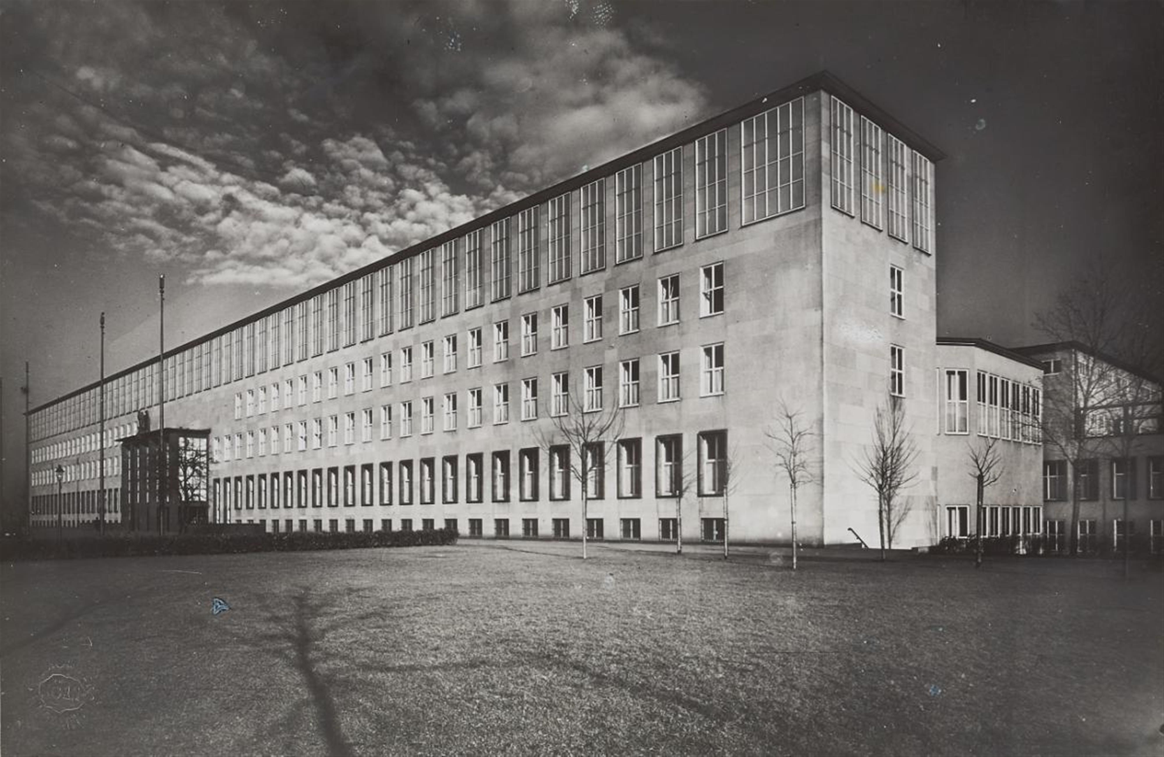 August Sander - Universitätsgebäude (University building) - image-1