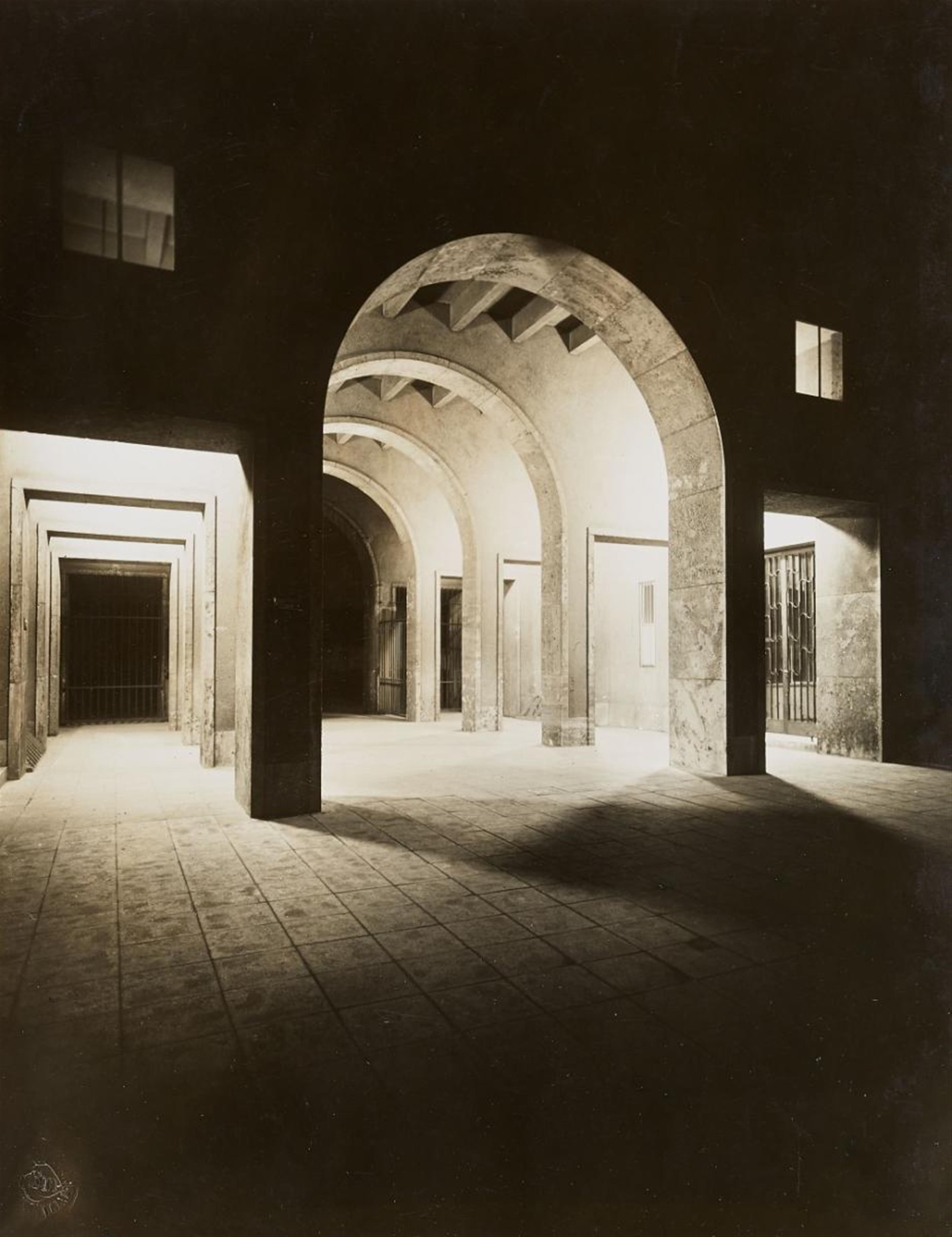 August Sander - Eingang zum Rheinischen Museum - image-1