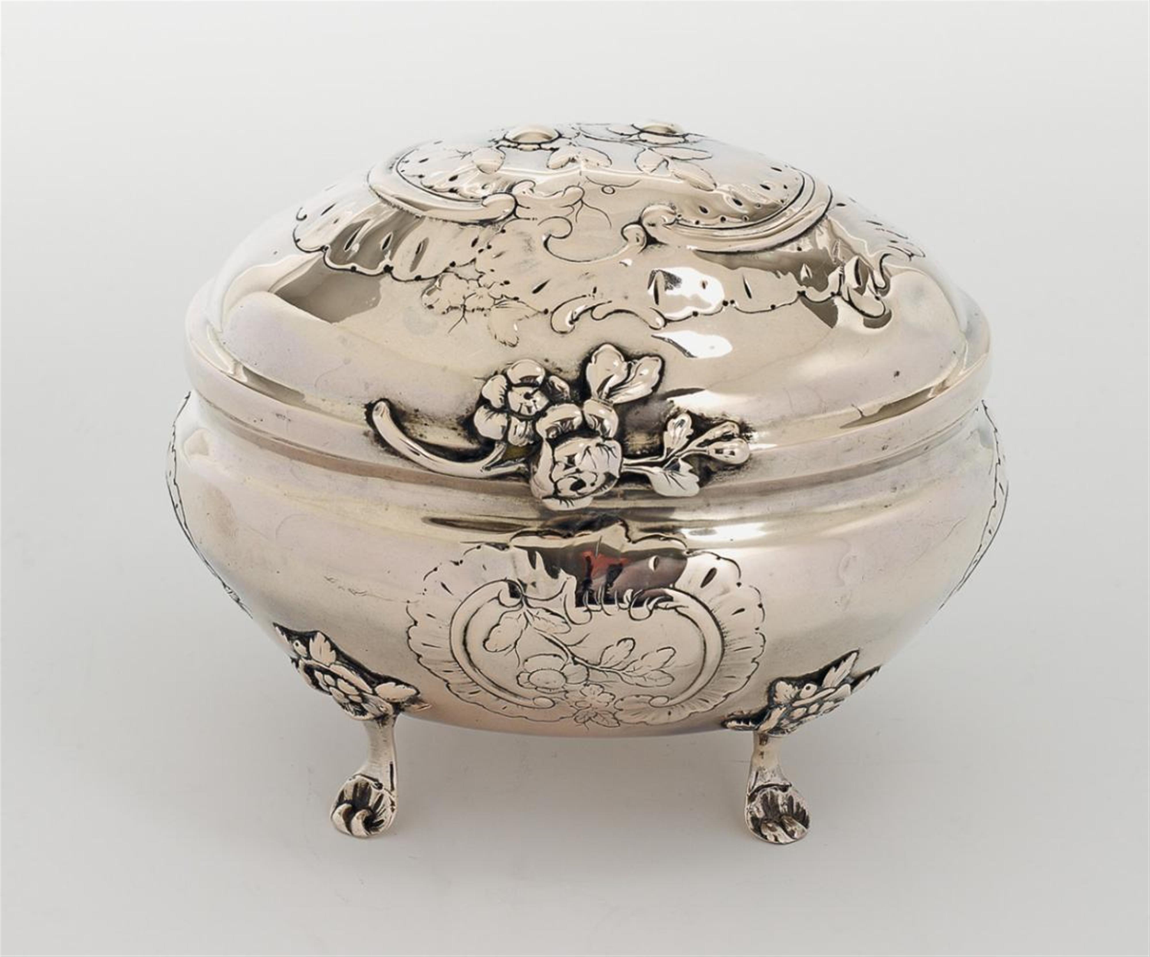 A rococo Frankfurt (Oder) silver sugar box. Marks of Johann Christoph Prevot, ca. 1770. - image-1