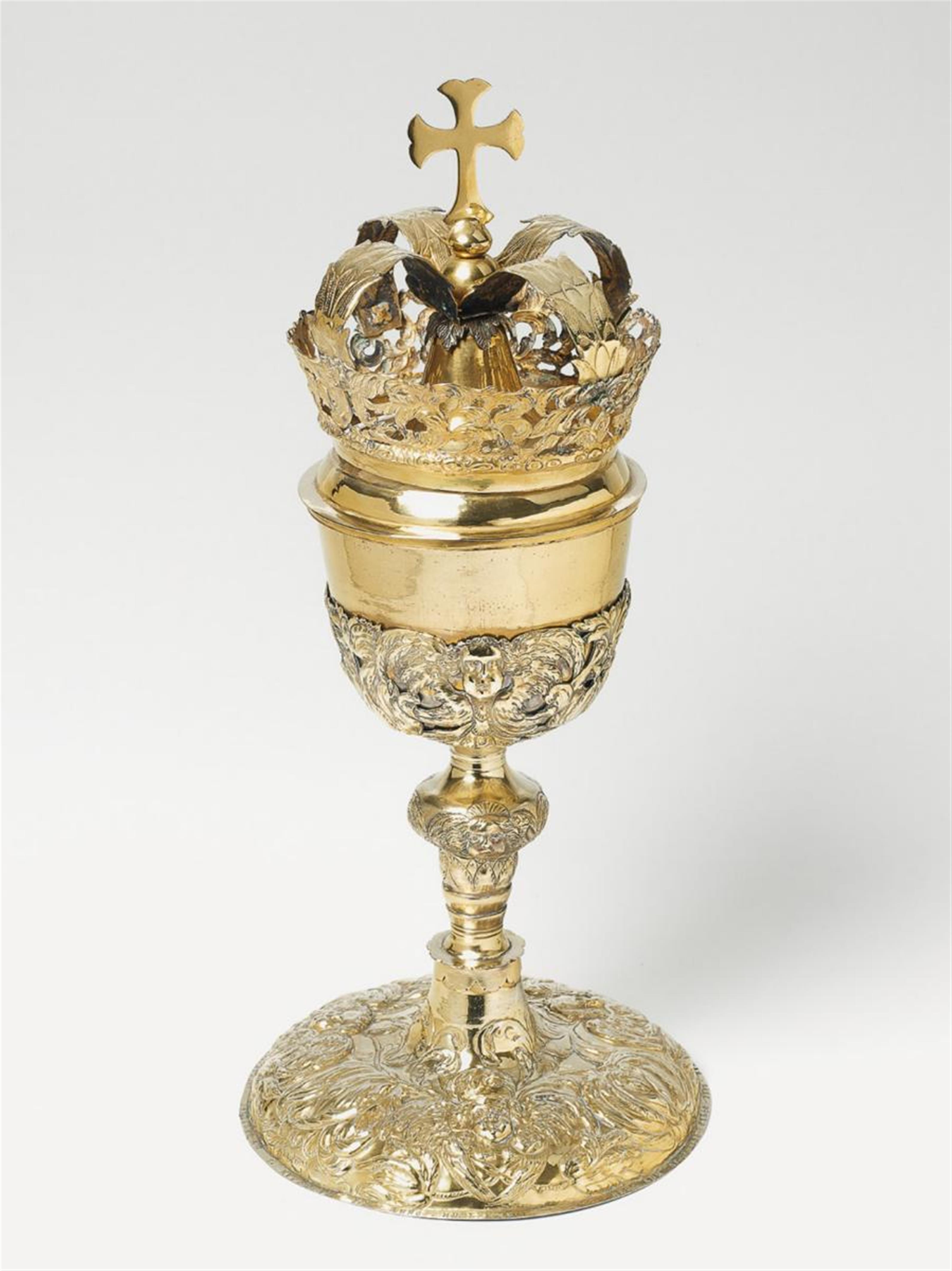 A large silver partially gilt host container. Unmarked, probably Zirknitz / Carniola (present day Slovenia), ca. 1685. Großes Ziborium - image-1