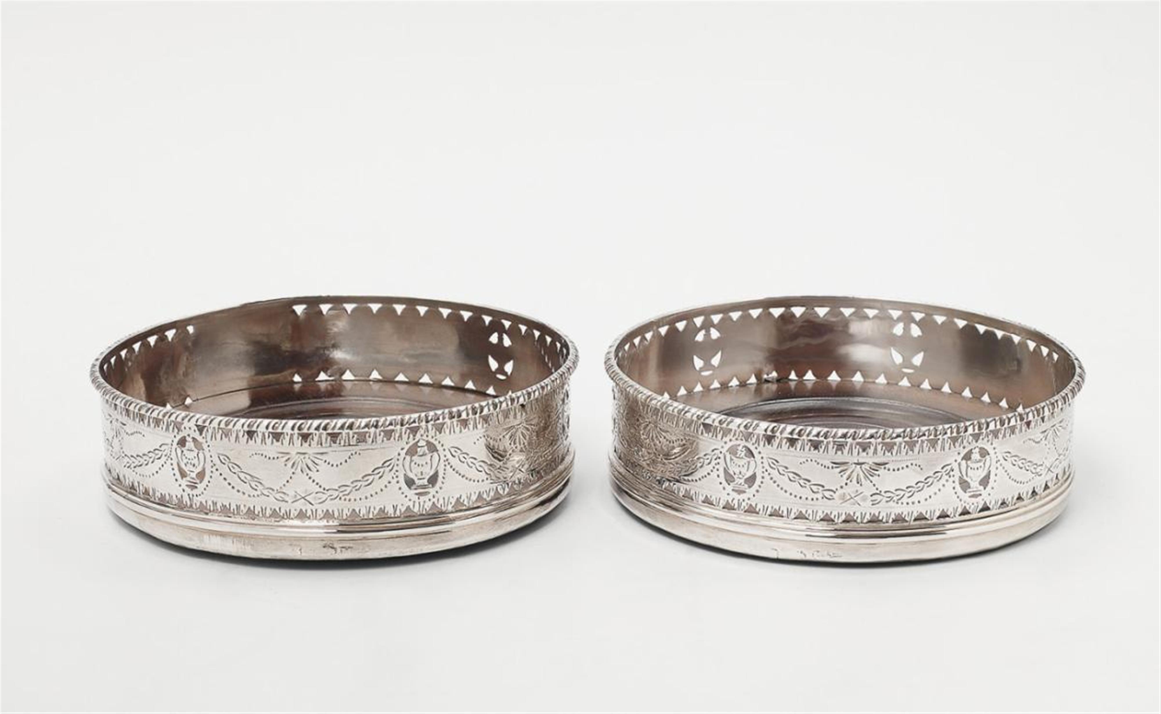 A pair of George III Edinburgh silver coasters. Ca. 1784/85. - image-1