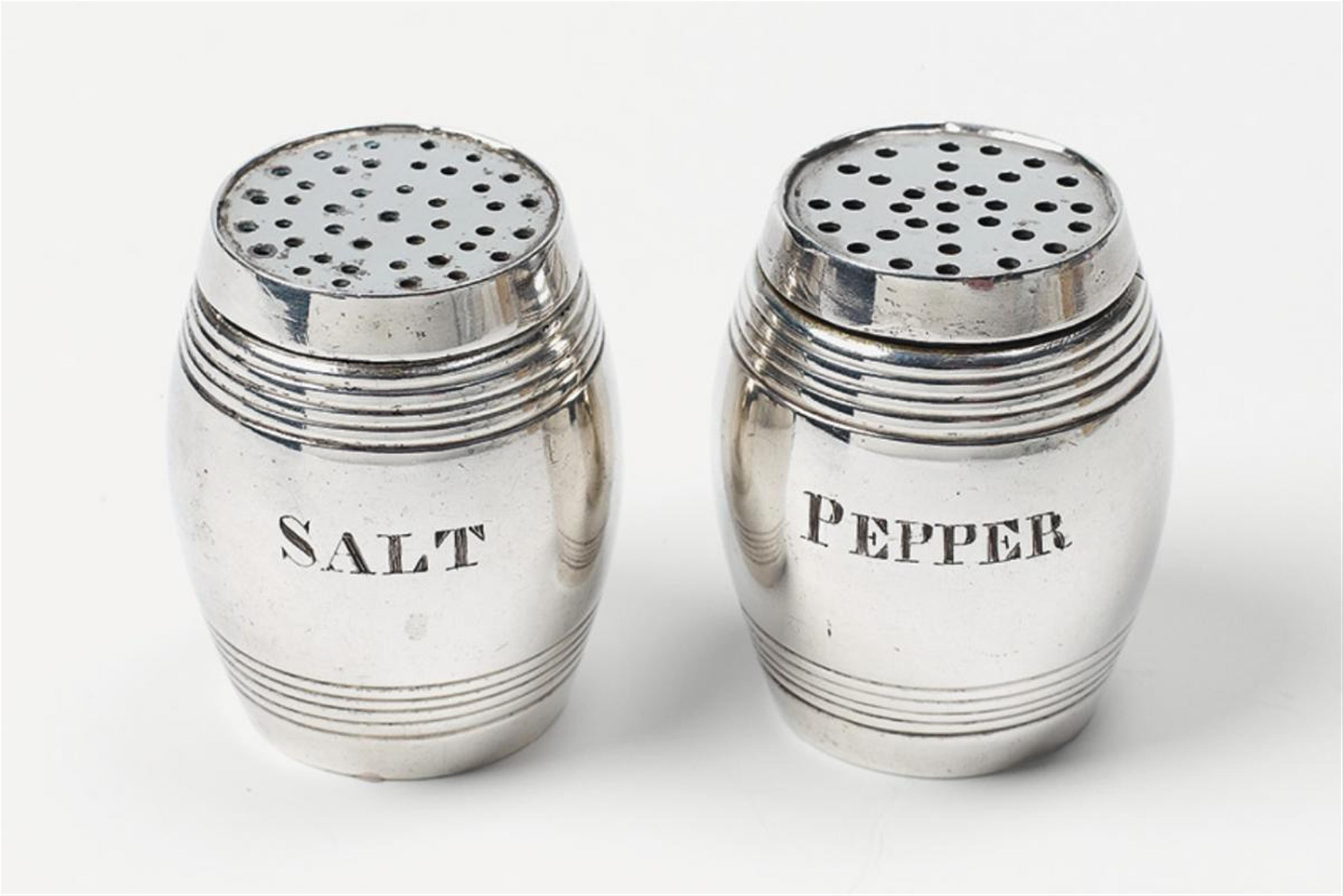 Colonial Calcutta silver partially gilt salt and pepper shakers. Marks of Charles, Nephew & Co., 1848 - 70. - image-1