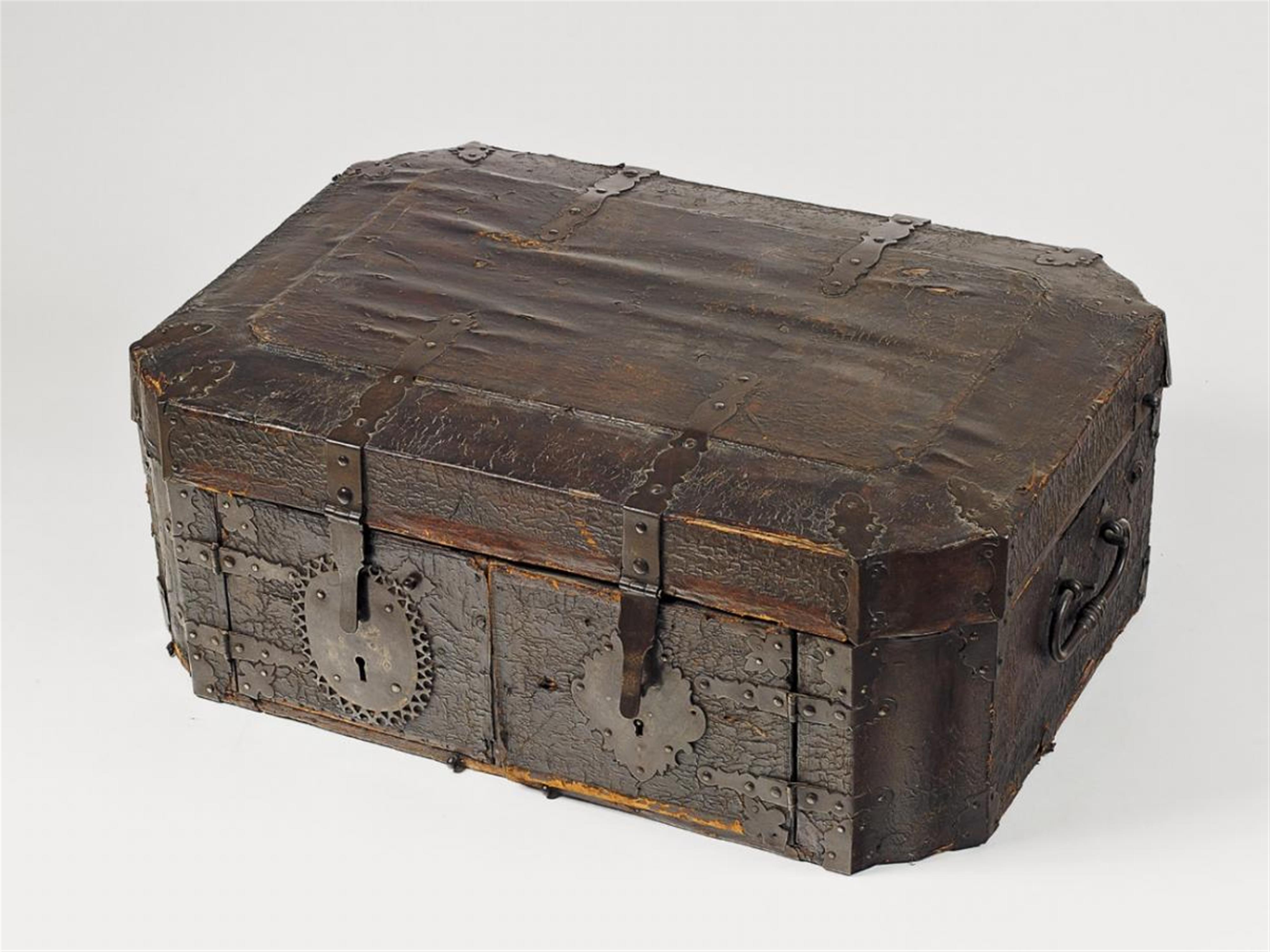 A large leather-covered wooden casket for a travelling set. Probably South Germany, 18th C. - image-1