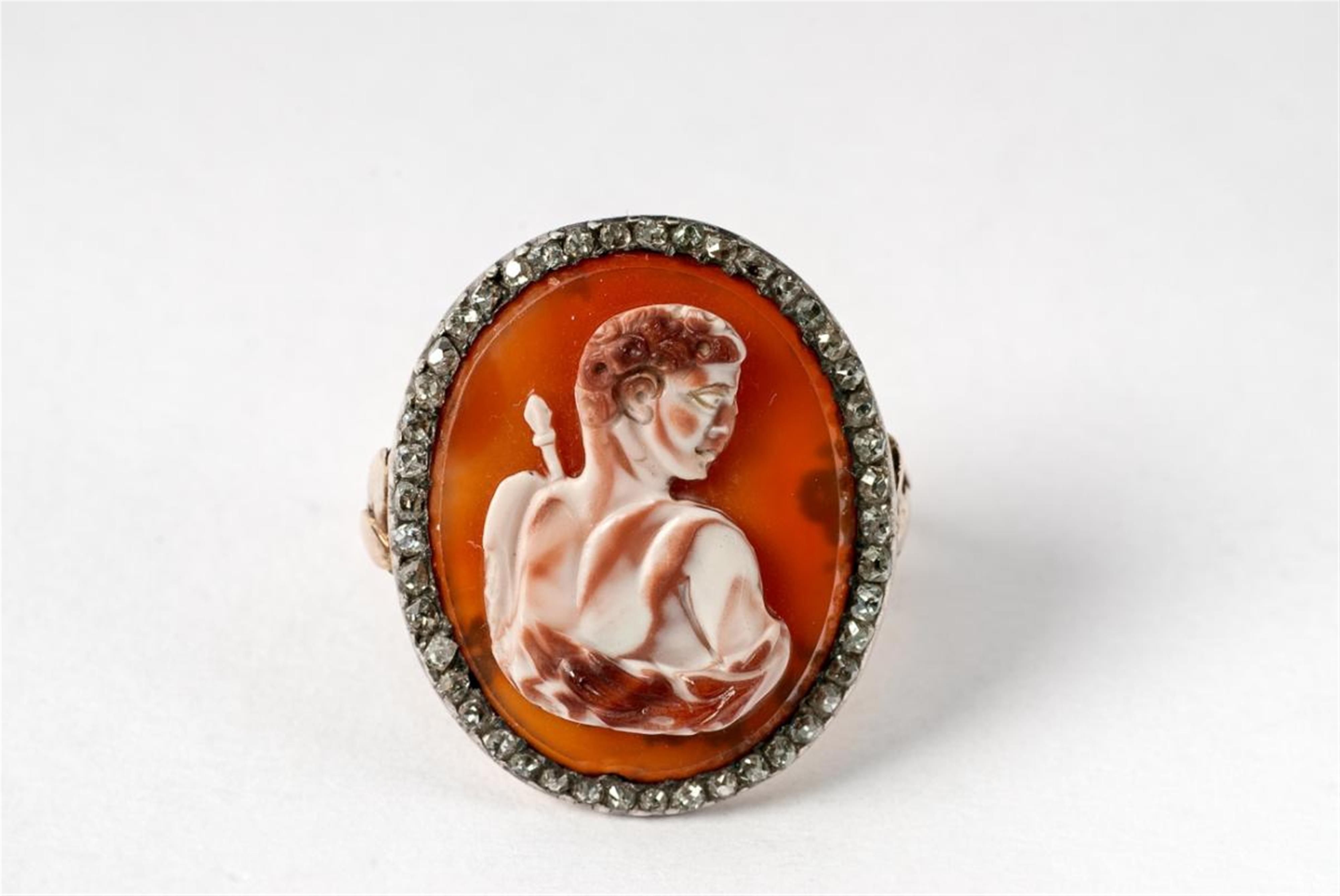 A Neoclassical 15 ct gold, silver and layered carnelian cameo ring depicting the young Dionysos. - image-1