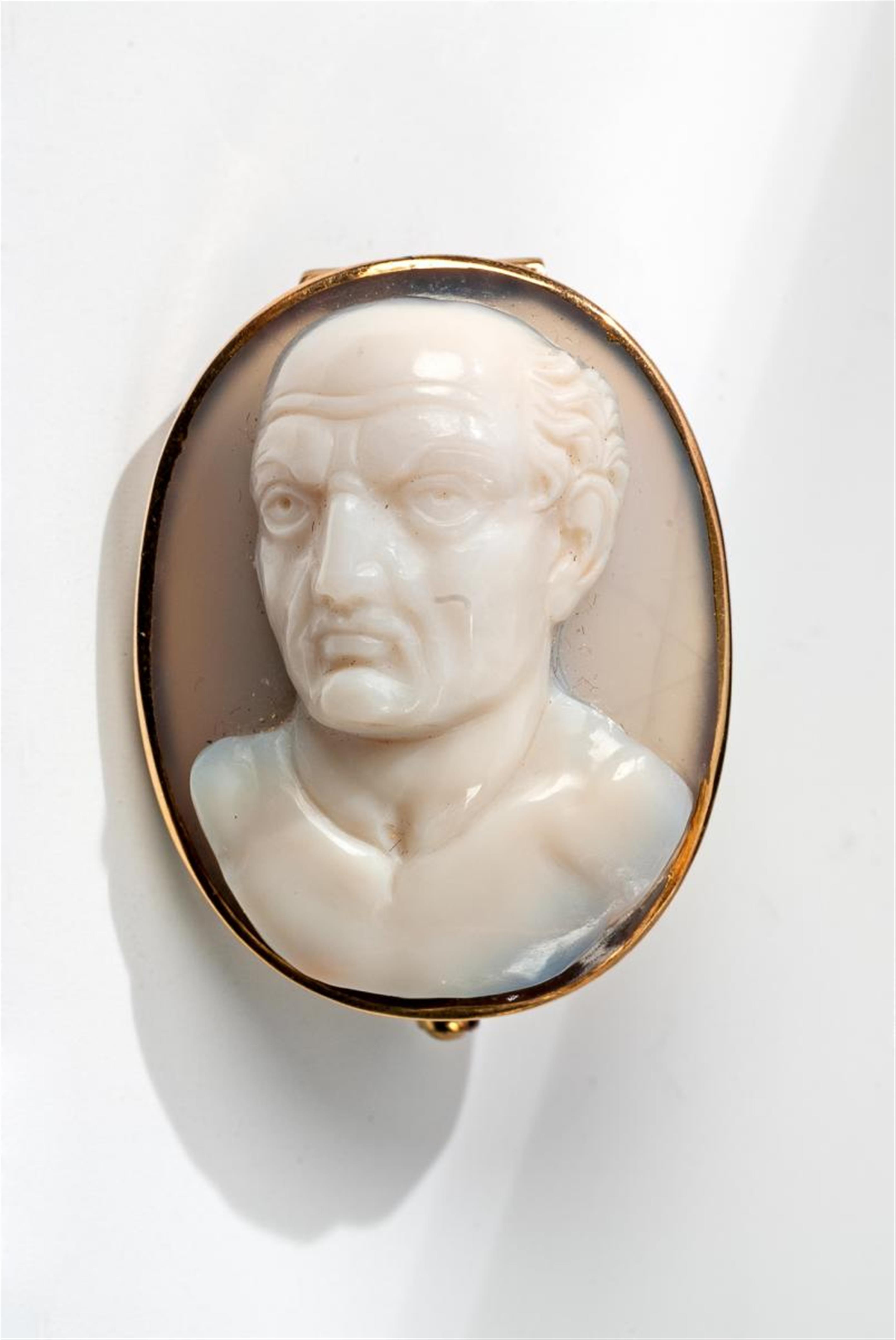 A 14 ct gold and layered agate Neoclassical cameo brooch - image-1