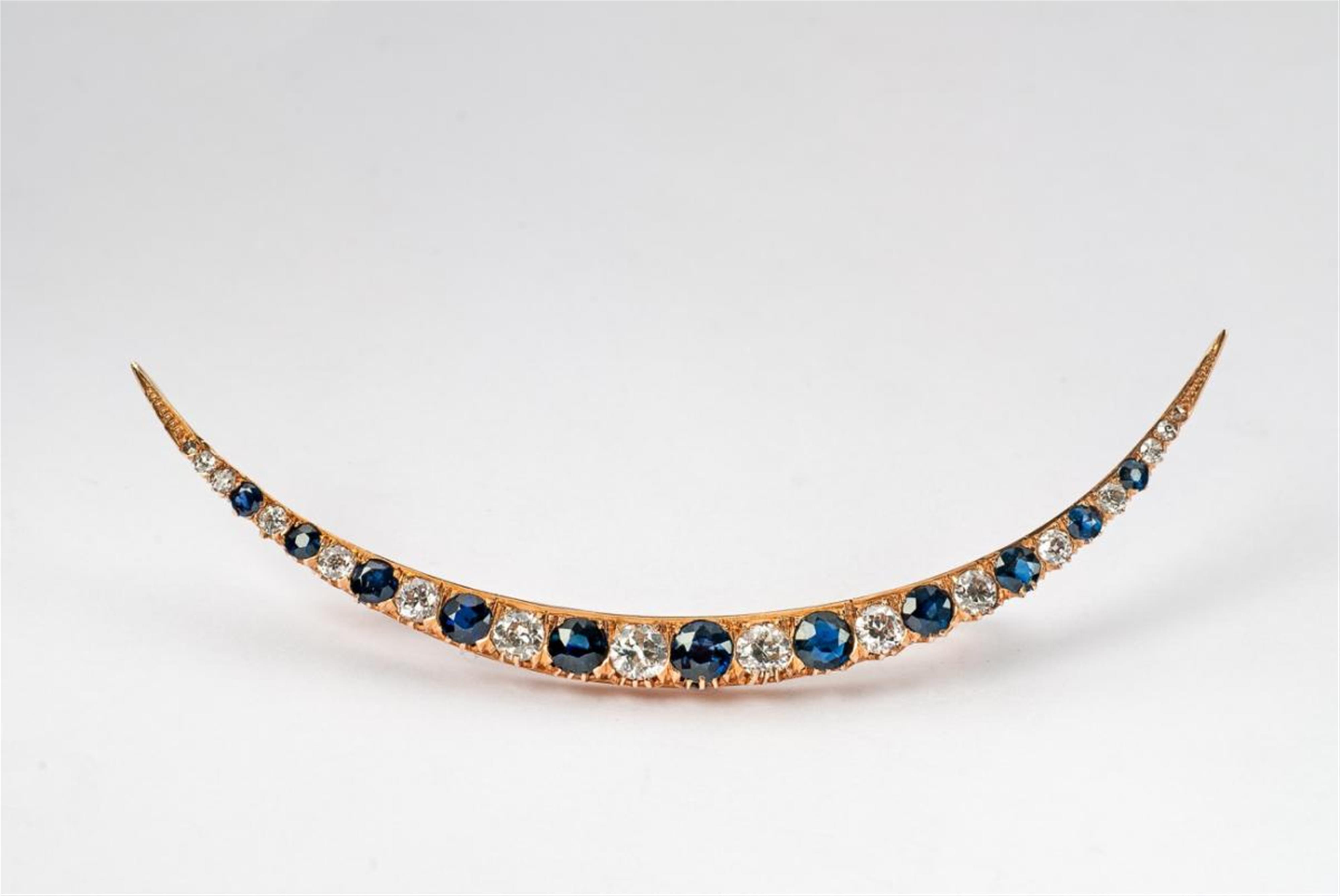 A Belle Epoque 14 ct gold, sapphire and diamond crescent brooch - image-1