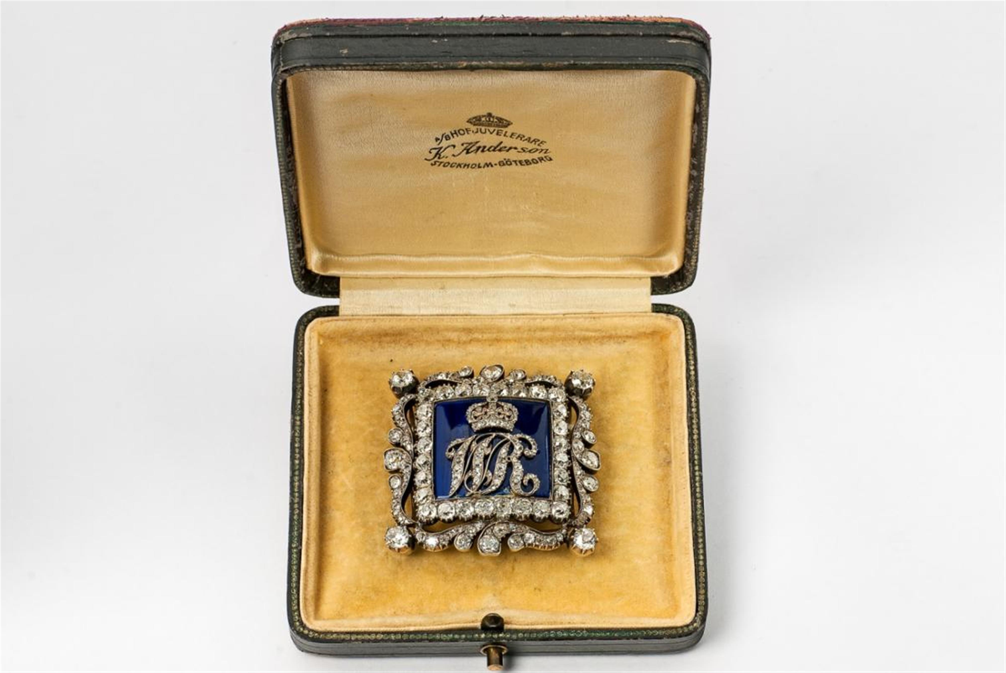 An important 14k gold, silver, enamel and diamond buckle with Royal initials of William IV - image-1