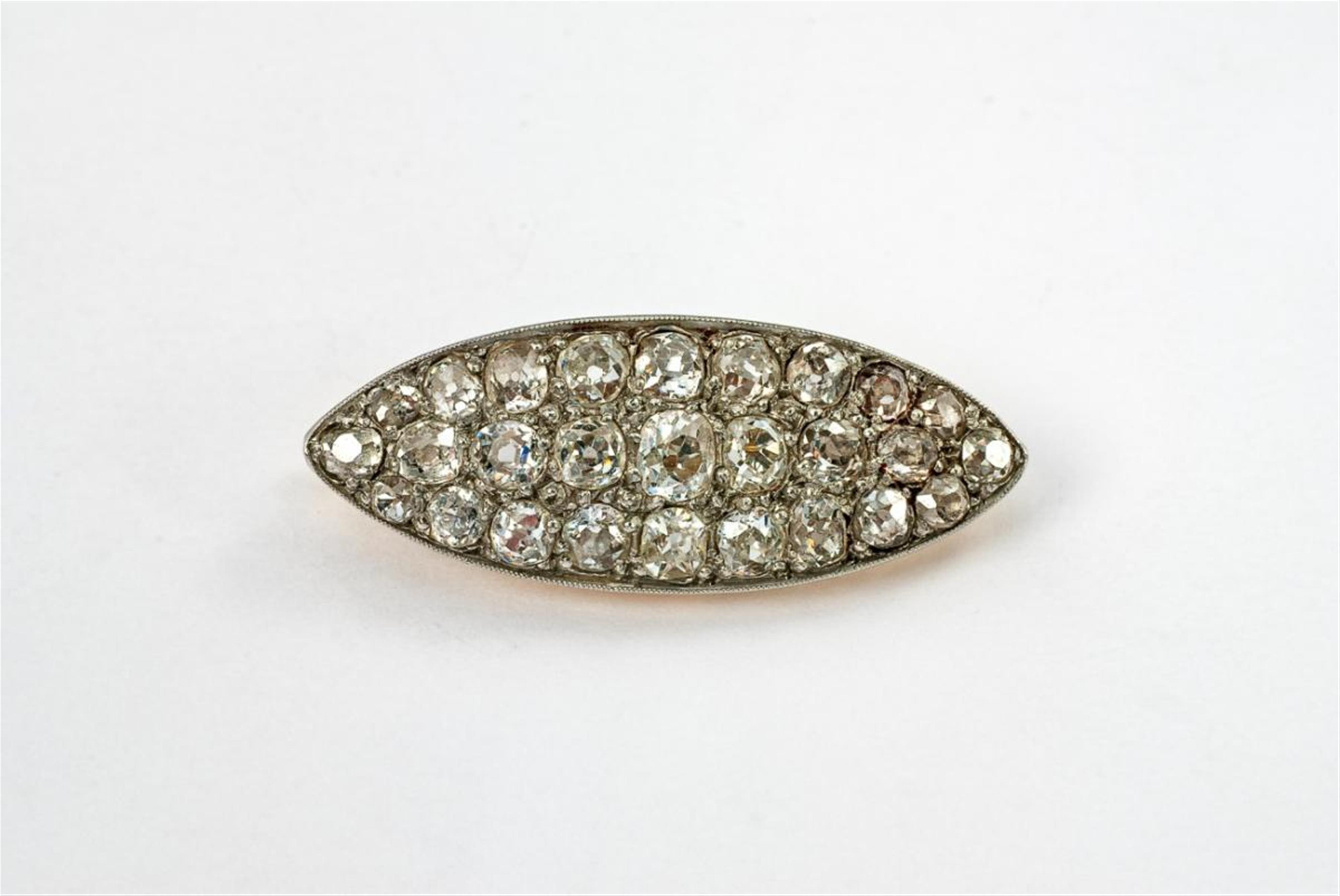 A small 18 ct gold and diamond Belle Epoque brooch. - image-1
