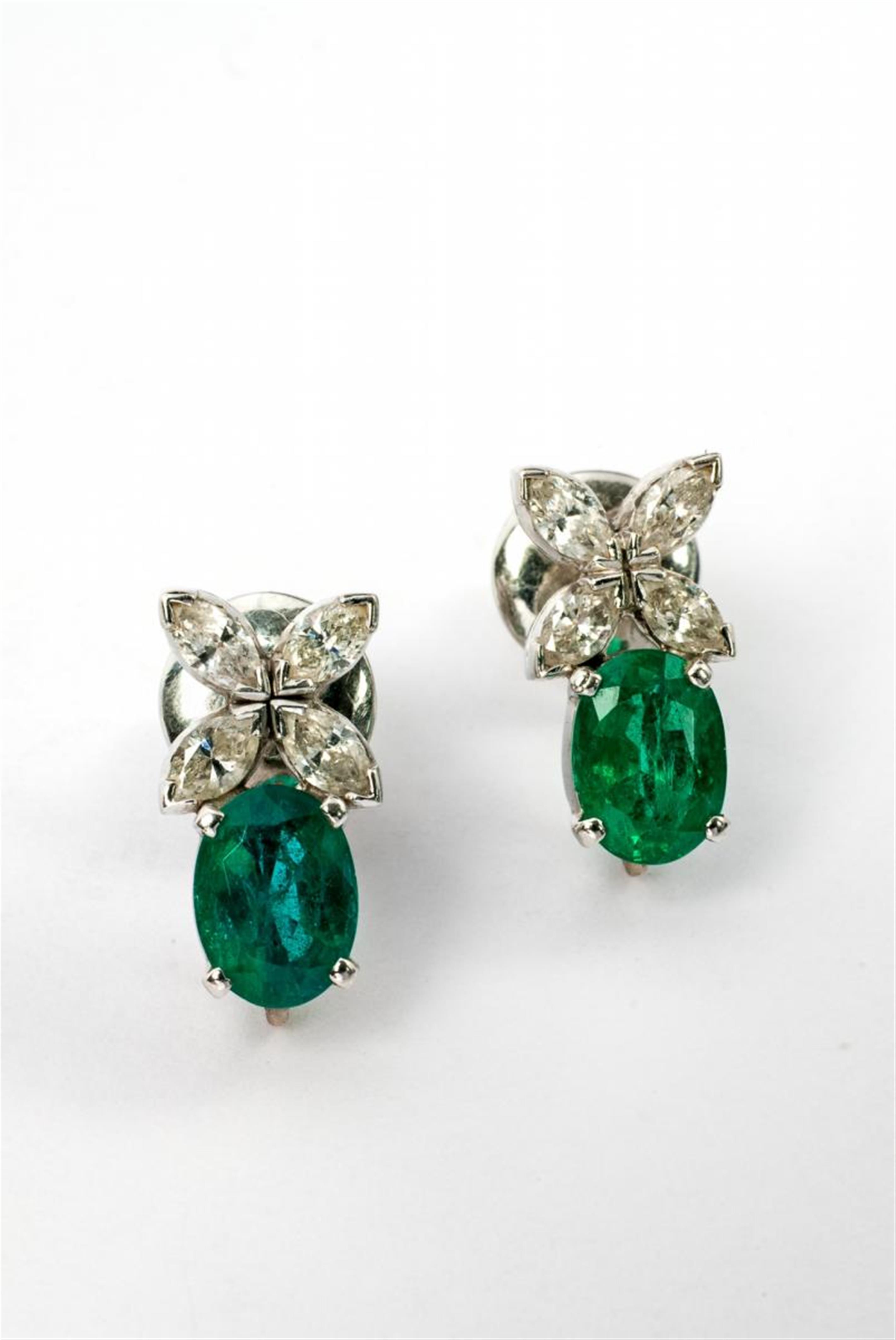 A pair of 18 ct gold, emerald and diamond earstuds - image-1