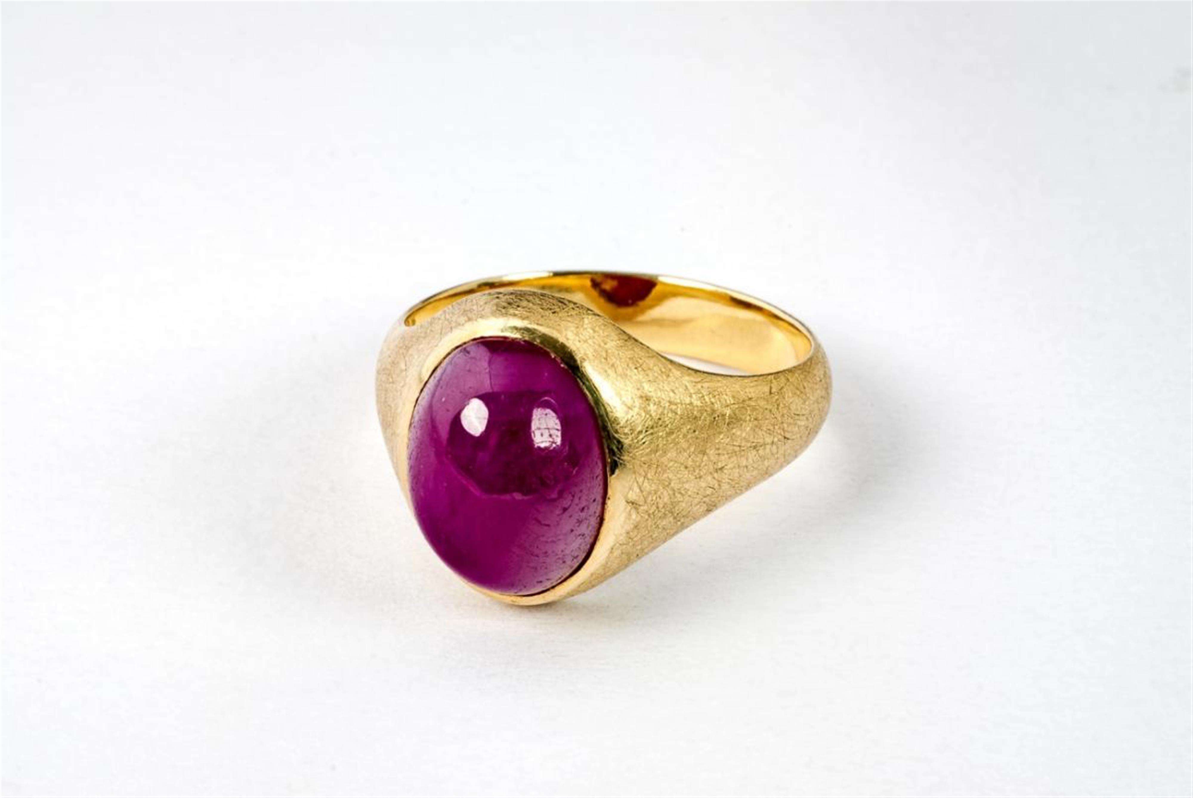 A 14 ct gold and ruby ring. - image-1