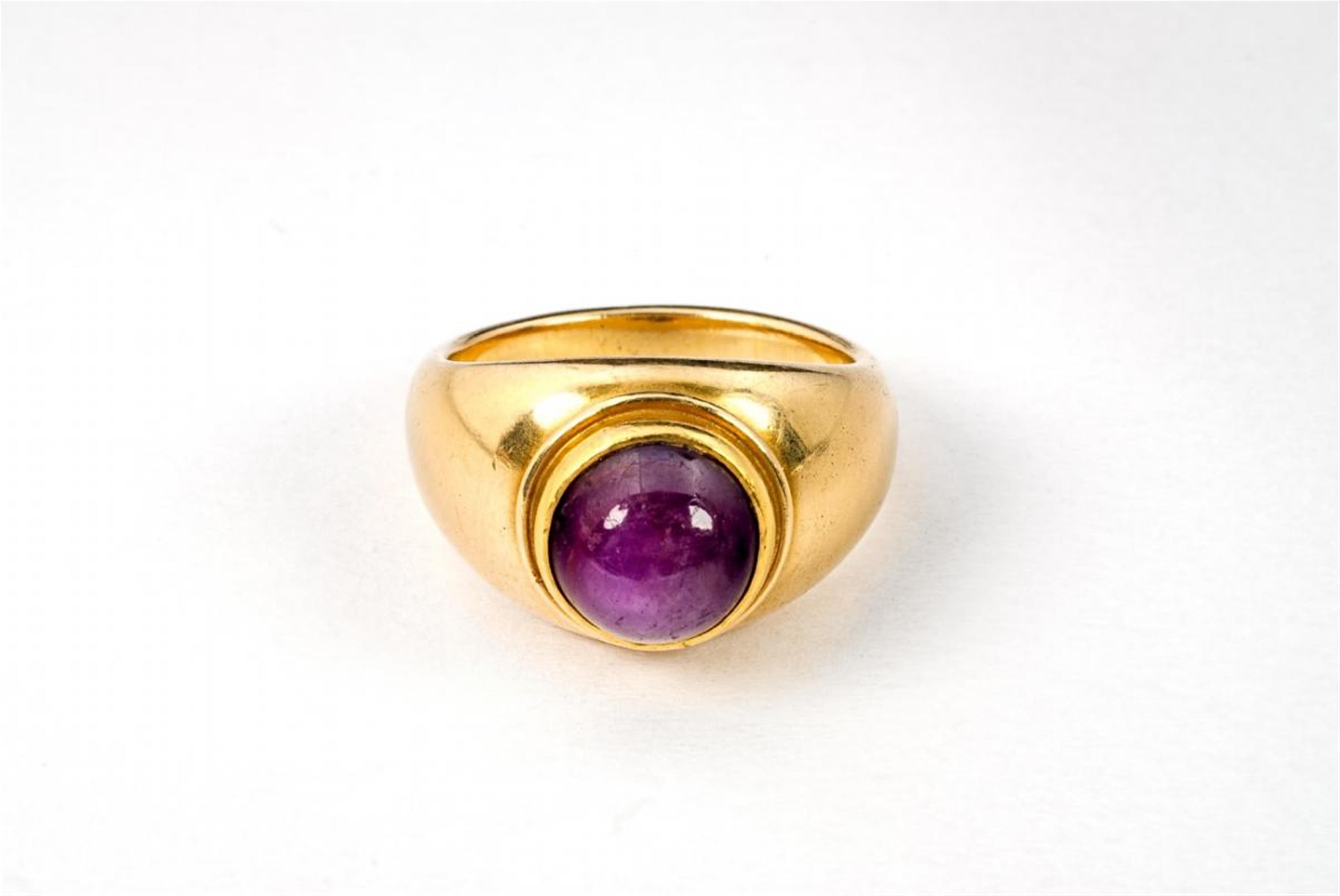 A German 18 ct gold and star ruby ring - image-1