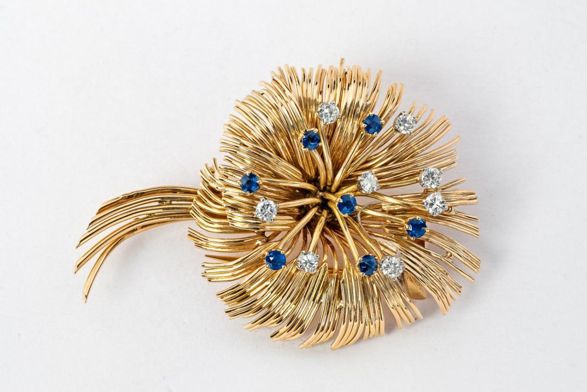 An 18 ct gold, platinum gem-set chrysanthemum clip brooch by Van Cleef & Arpels. - image-1