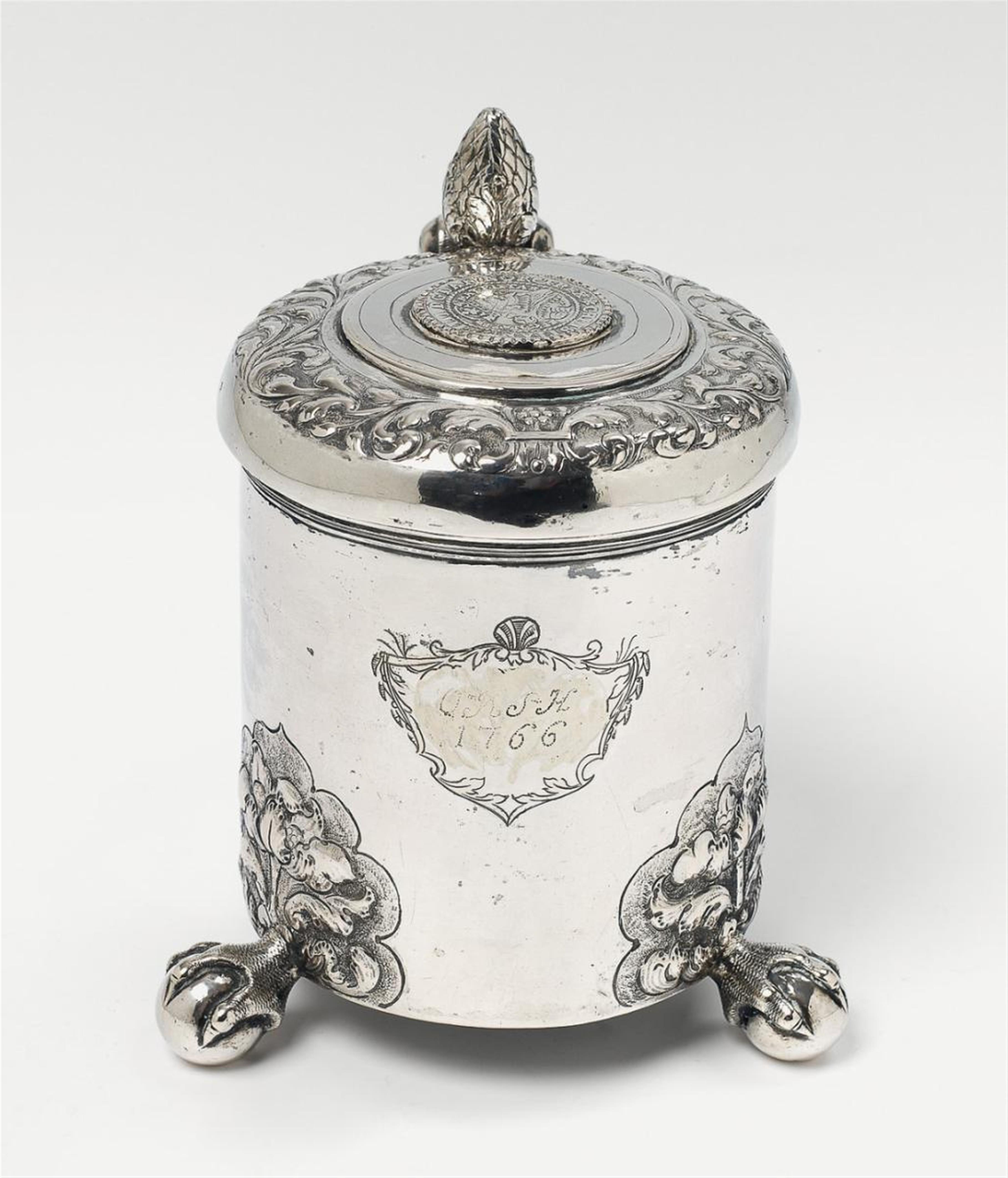 A silver lidded tankard monogrammed "OKSH" and dated 1766. Probably Danish, 18th C. - image-1