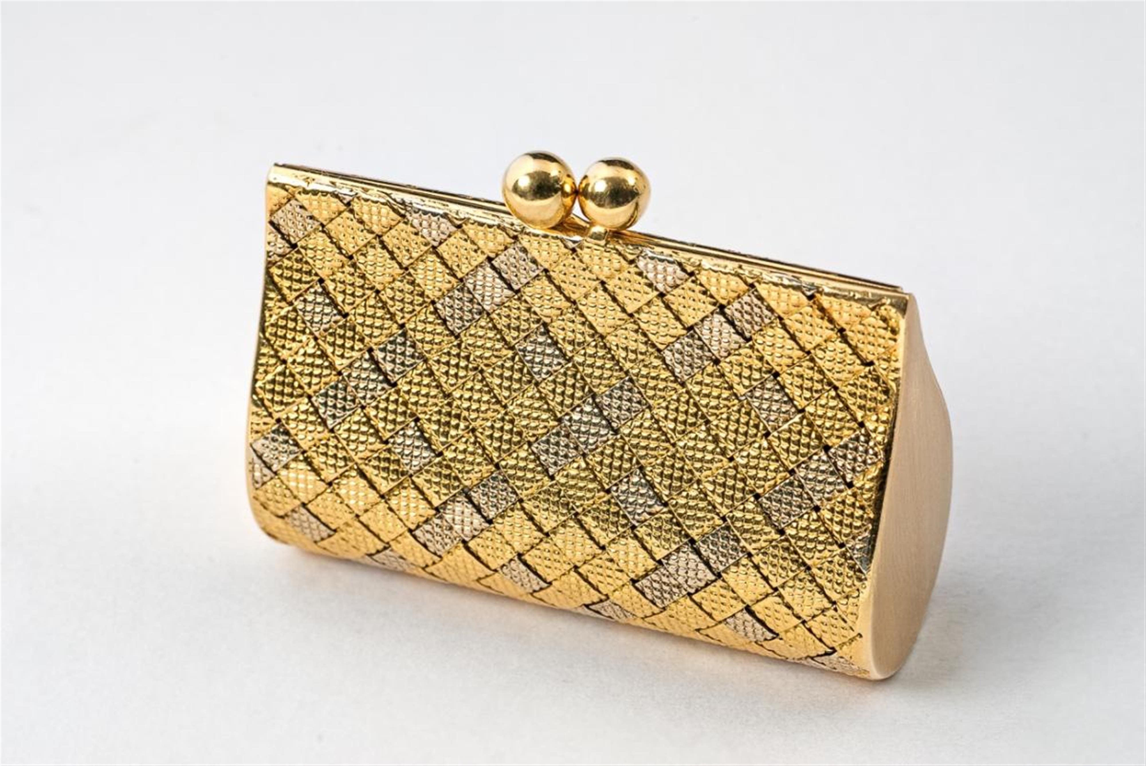 An 18 ct woven gold pill box - image-1