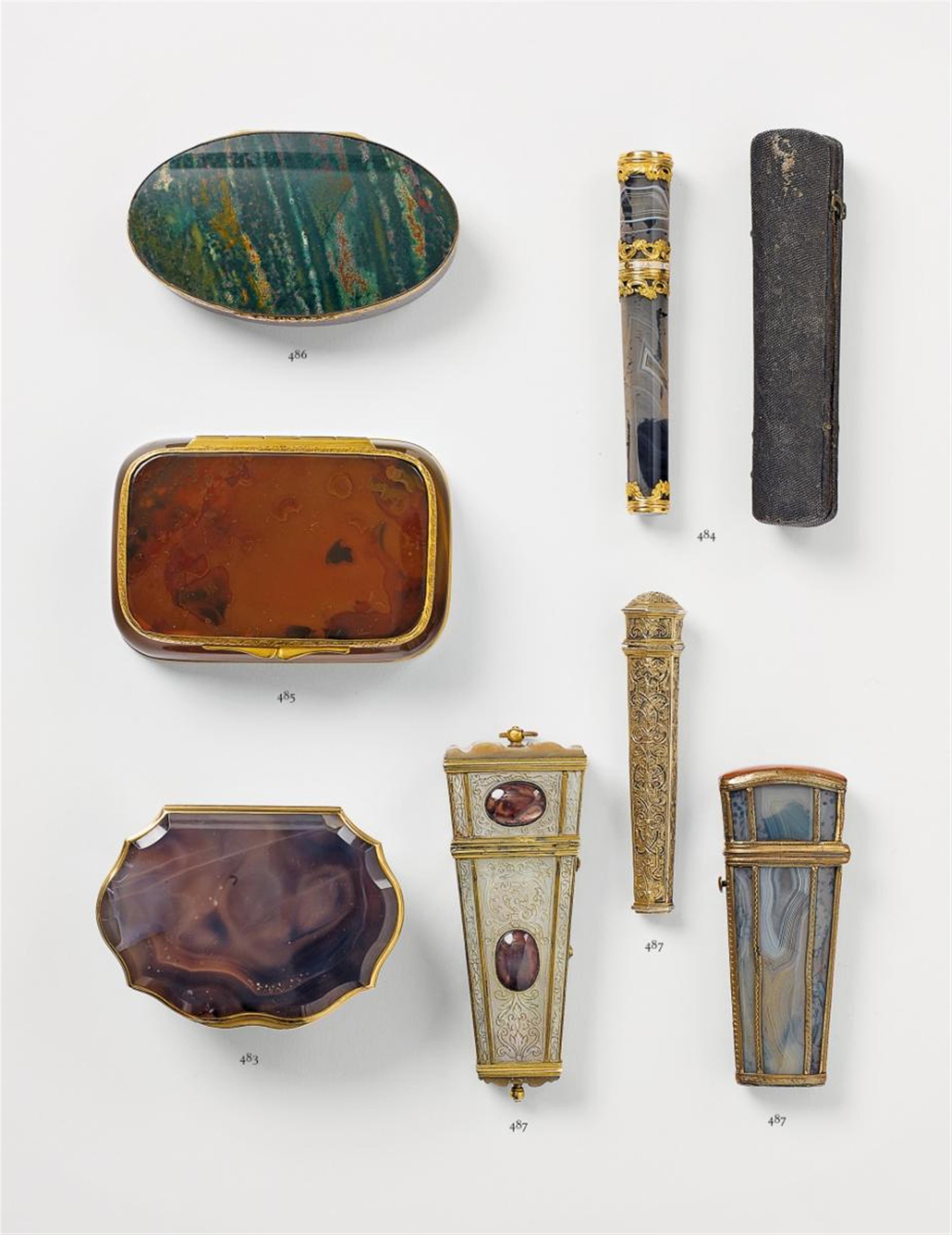 An English George II 18 ct gold-mounted agate hair pin holder inscribed "J'aime mon choix", in the original case - image-1