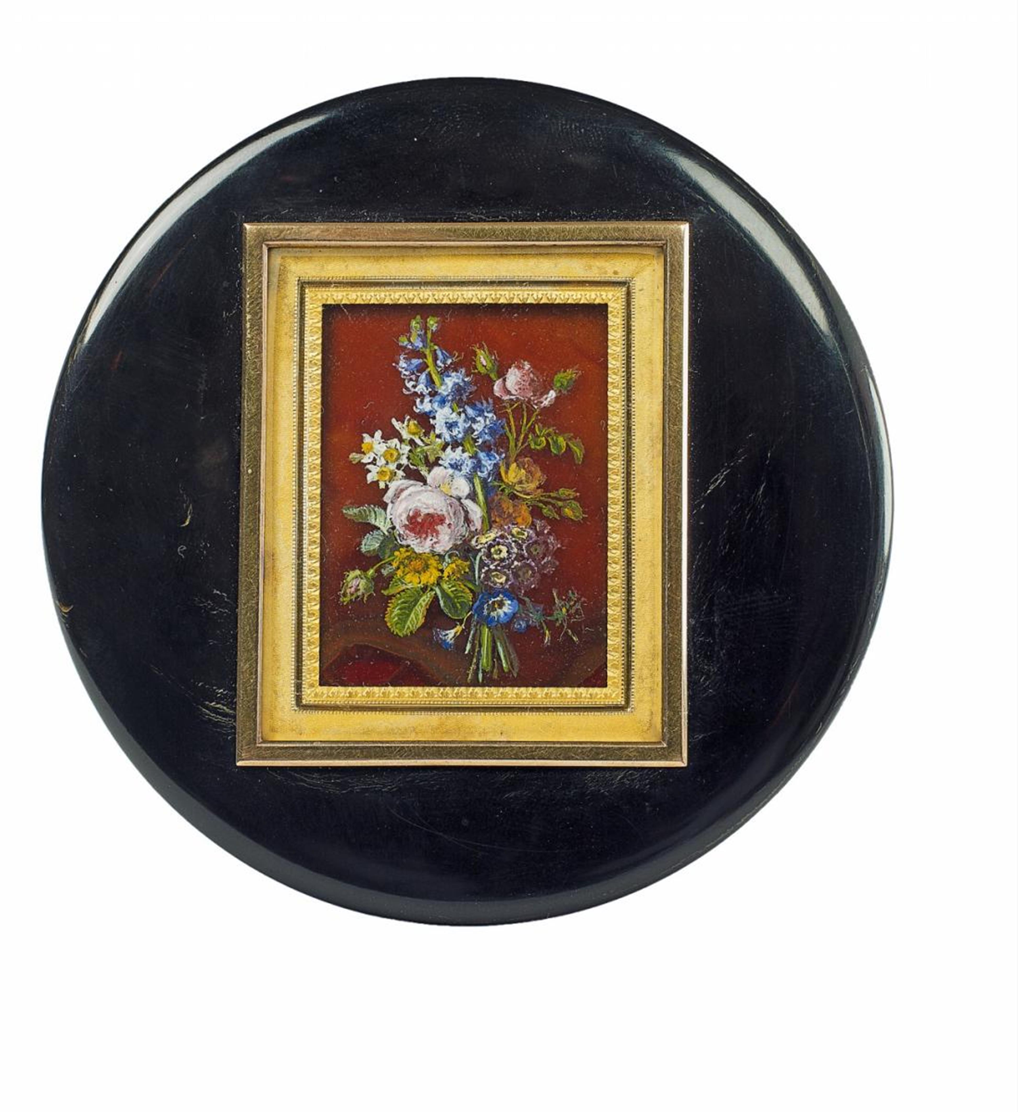 A Parisian Louis XVI tortoiseshell and 14 ct gold-mounted bonbonnière with a painted cornelian inlay - image-1