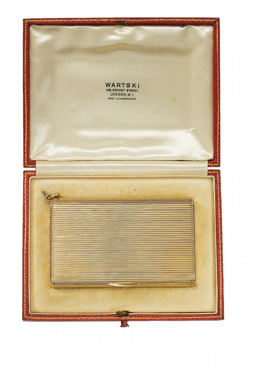 A Moscow 14 ct gold cigarette case with a hanging attachment - image-1