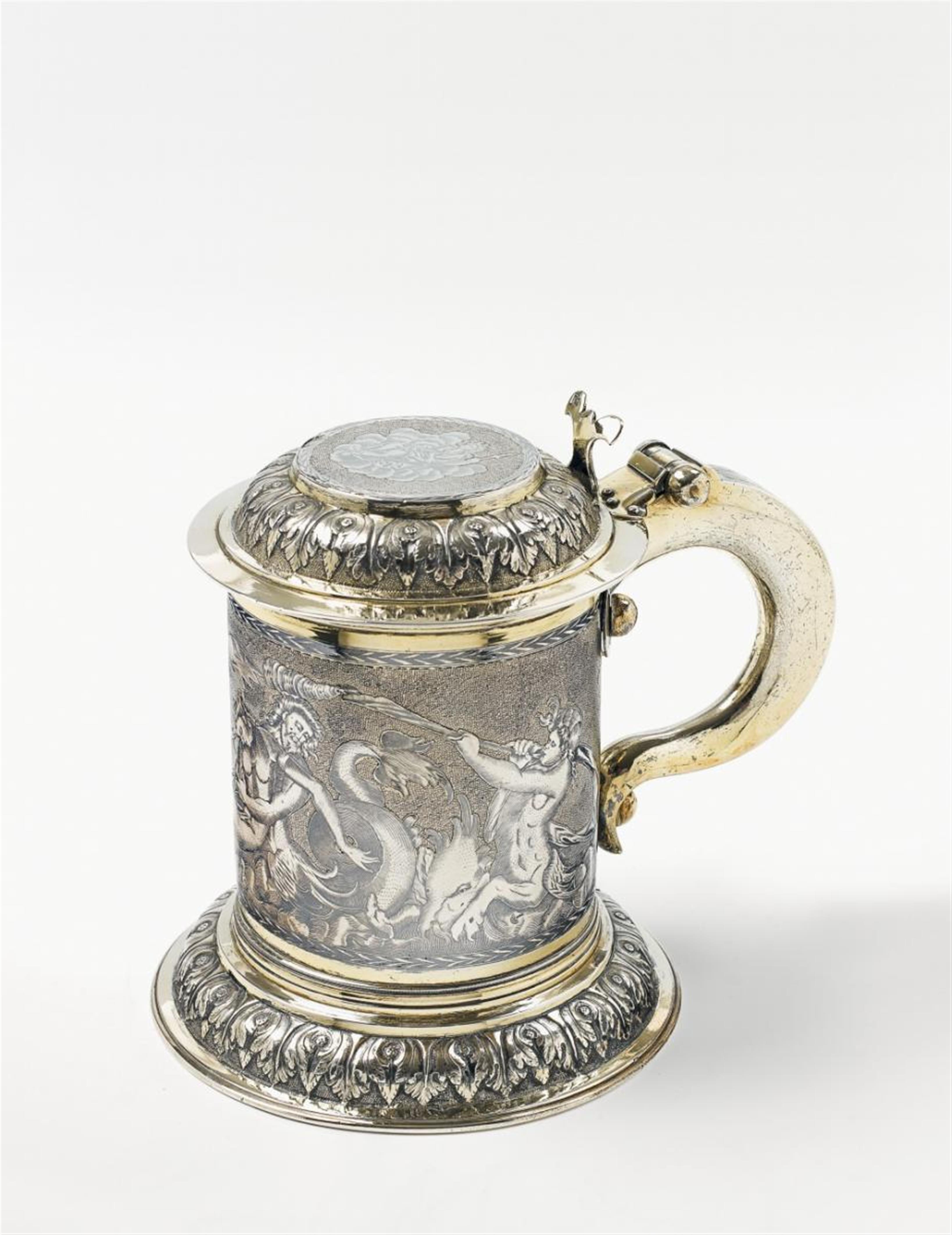 A Moscow silver partially gilt lidded tankard. The interior with an engraved crest. Marks of master I.O., 1806. - image-1
