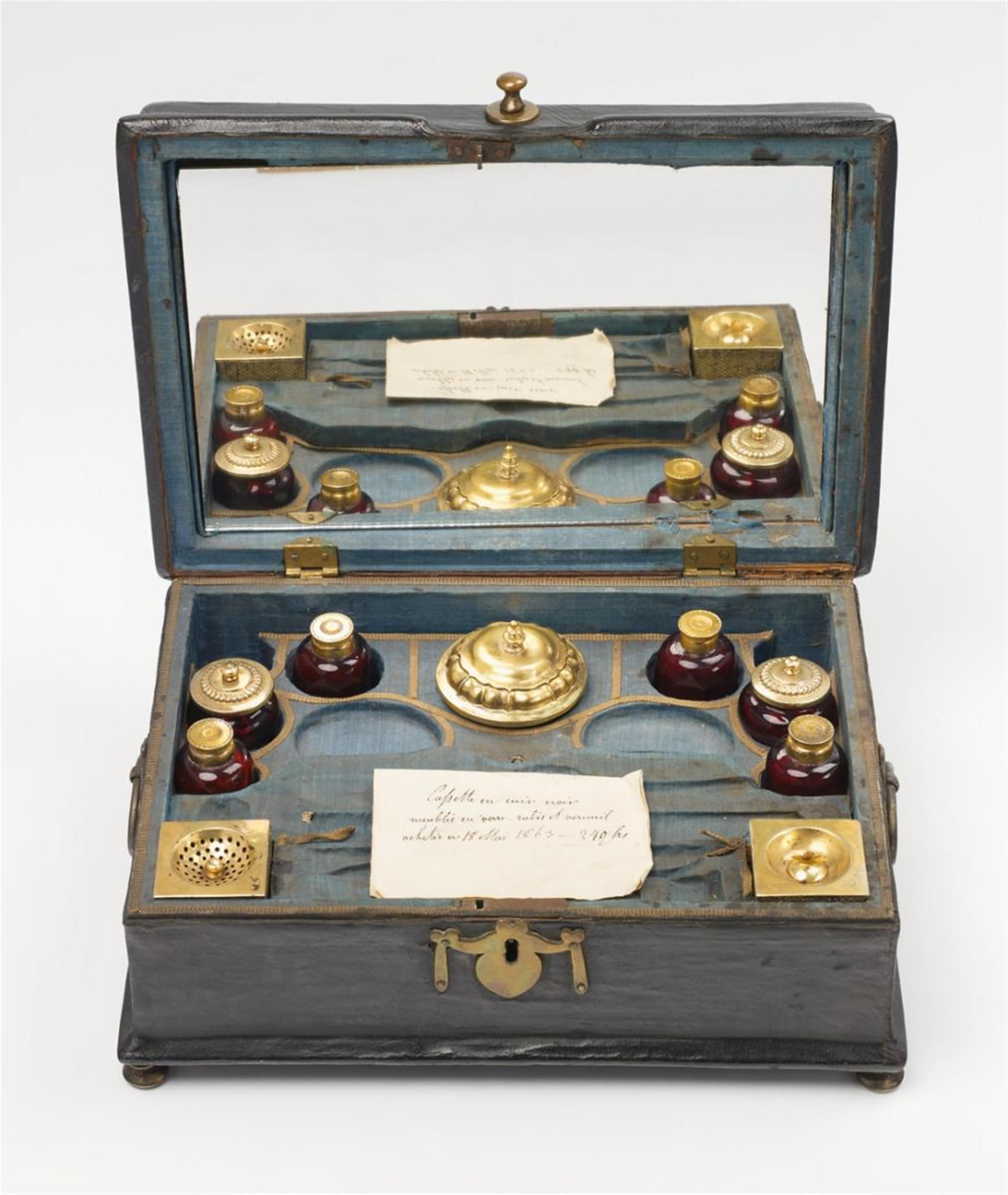 A small silver travel necessaire. Comprising six glass bottles, a lidded box, an ink well and sand shaker in original wooden case. Unmarked, probably Germany or France, 18th / 19th C. - image-1