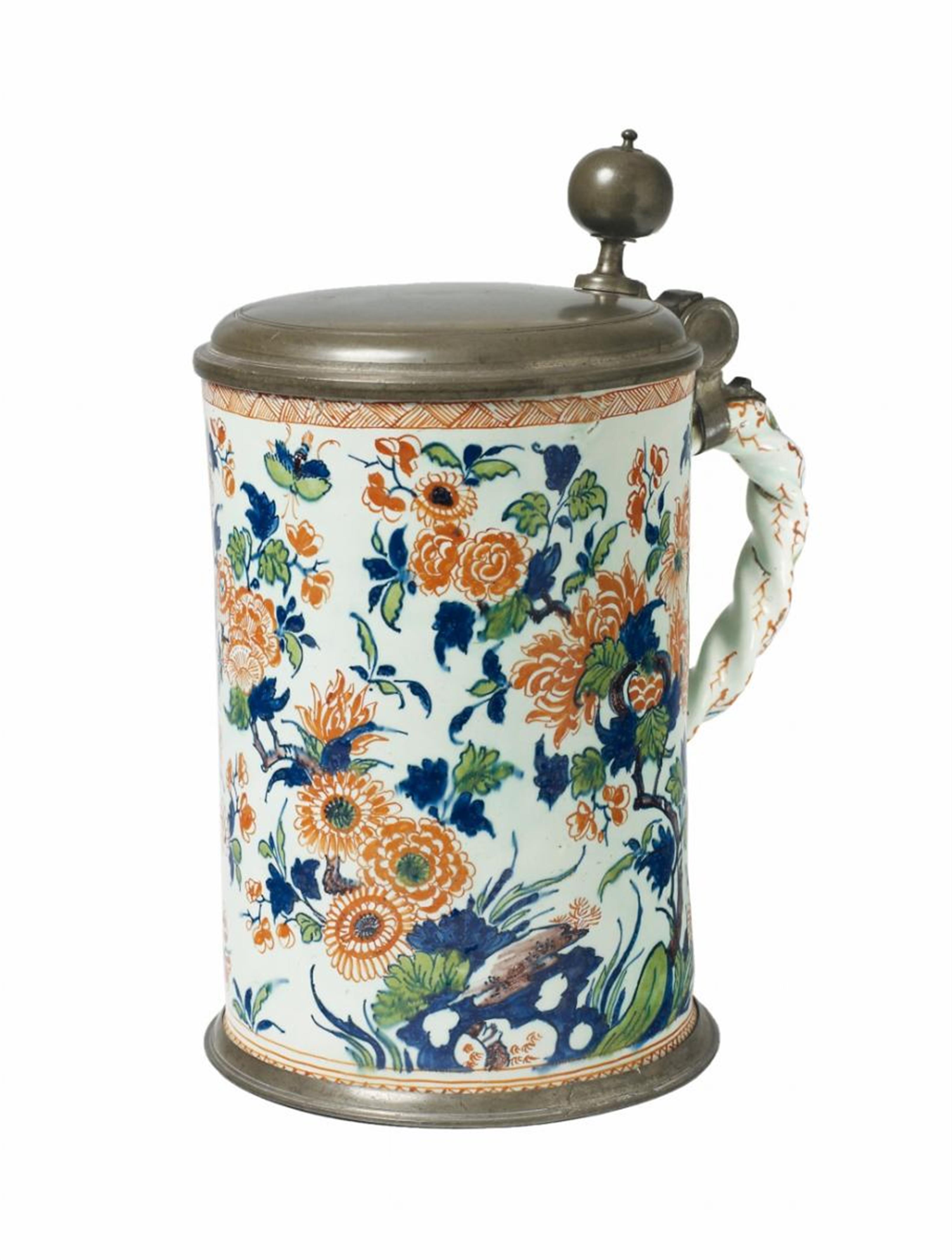 A Dutch Delft faience tankard with mixed decor. - image-1