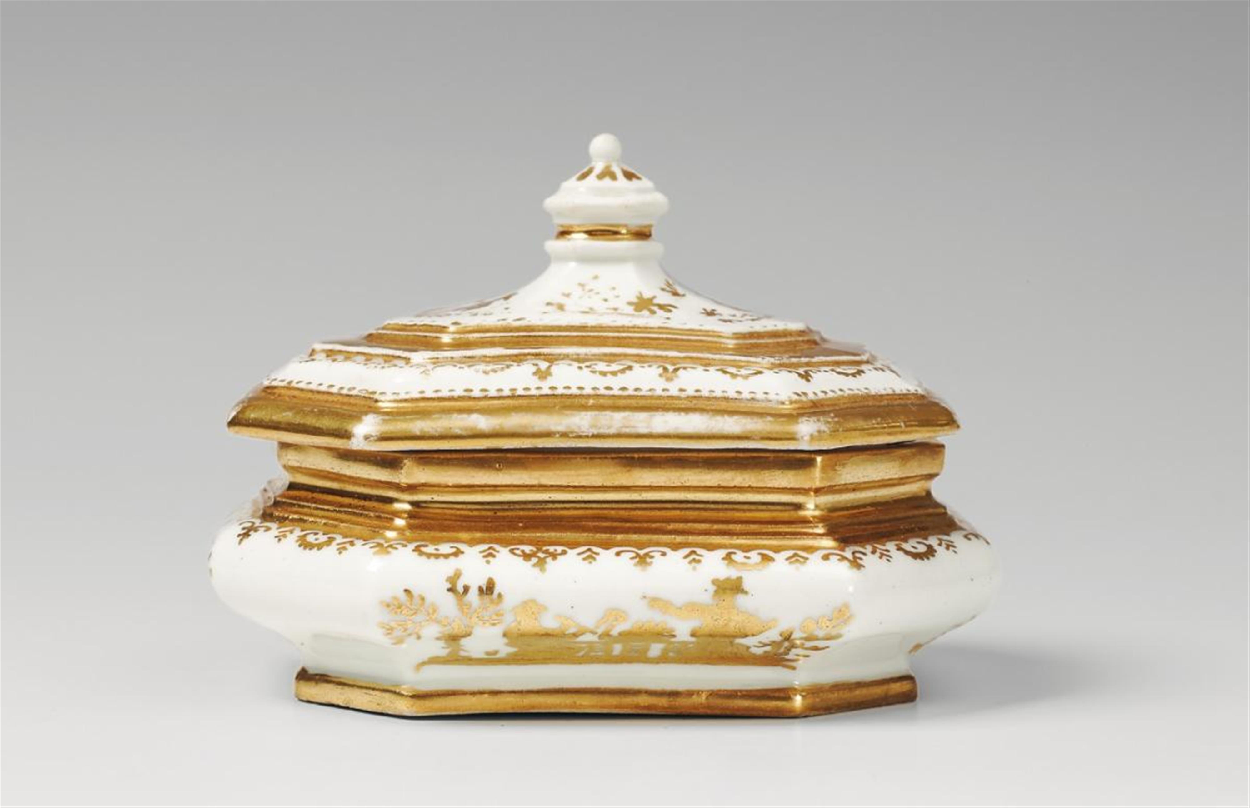 A Meissen sugar box and cover decorated in gold with chinoiseries and scrollwork borders - image-2