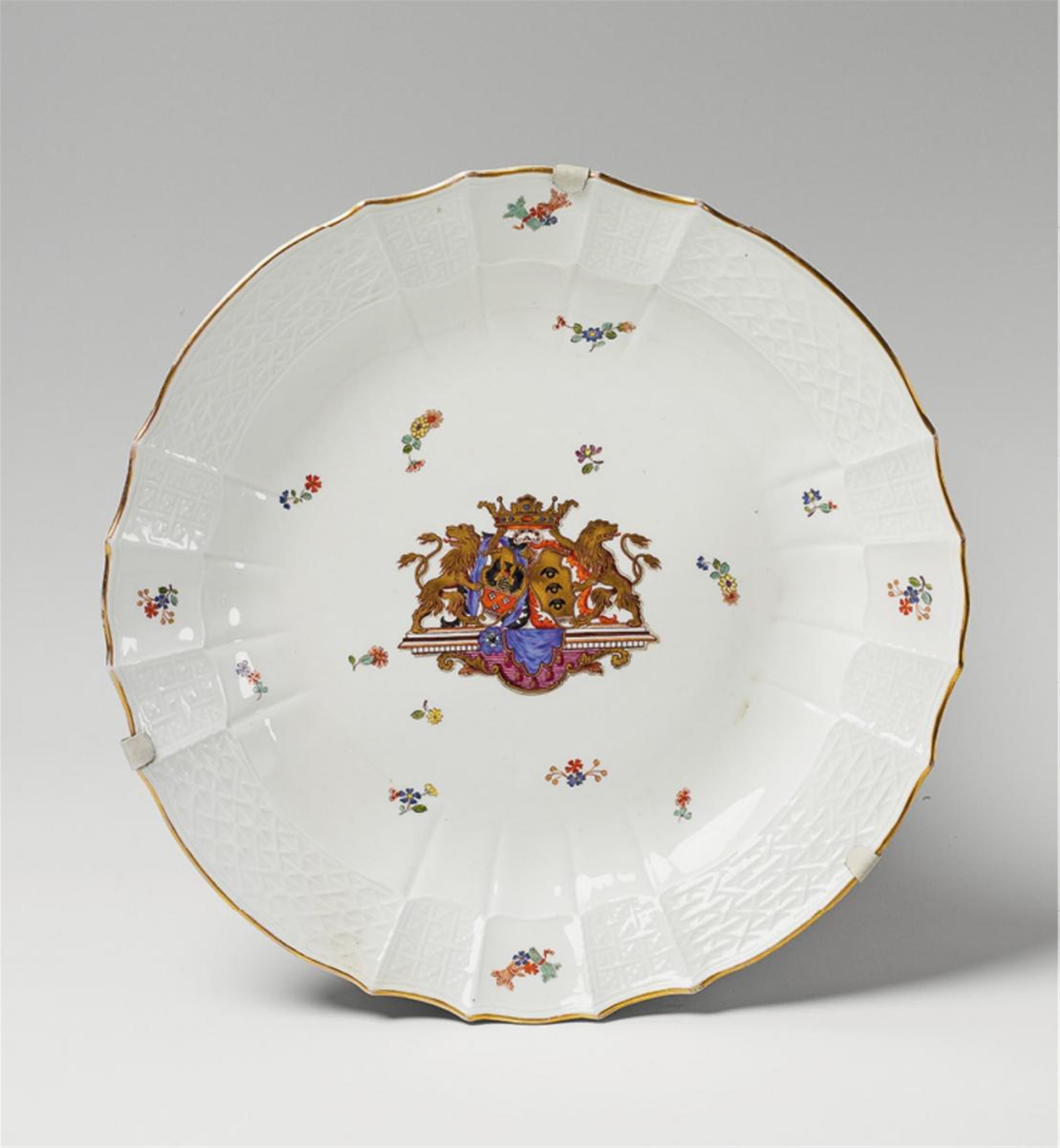 A Meissen bowl with the coat of arms of Sulkowski in enamel and gilt. - image-1