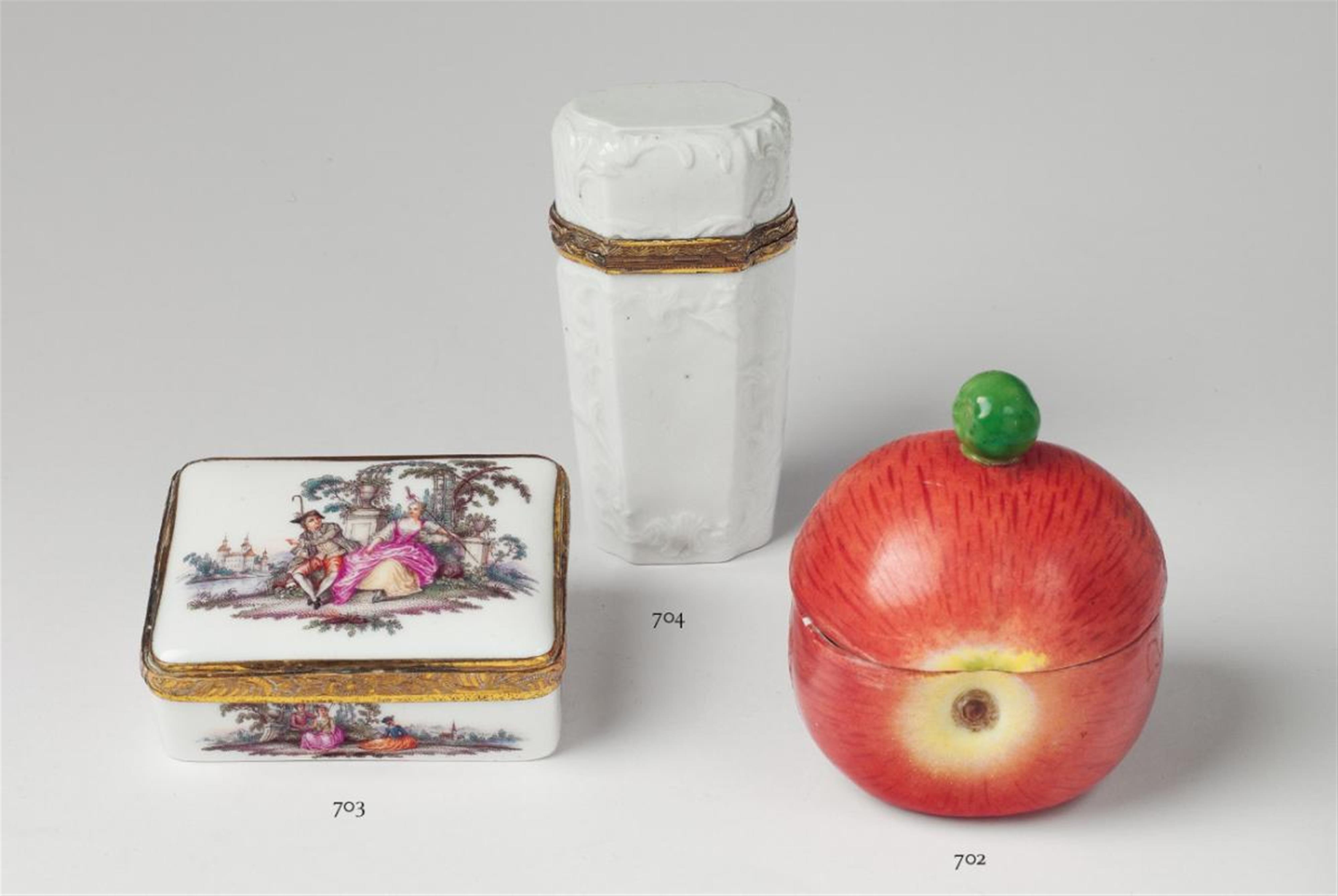 A Meissen box and cover in the shape of an apple. - image-1