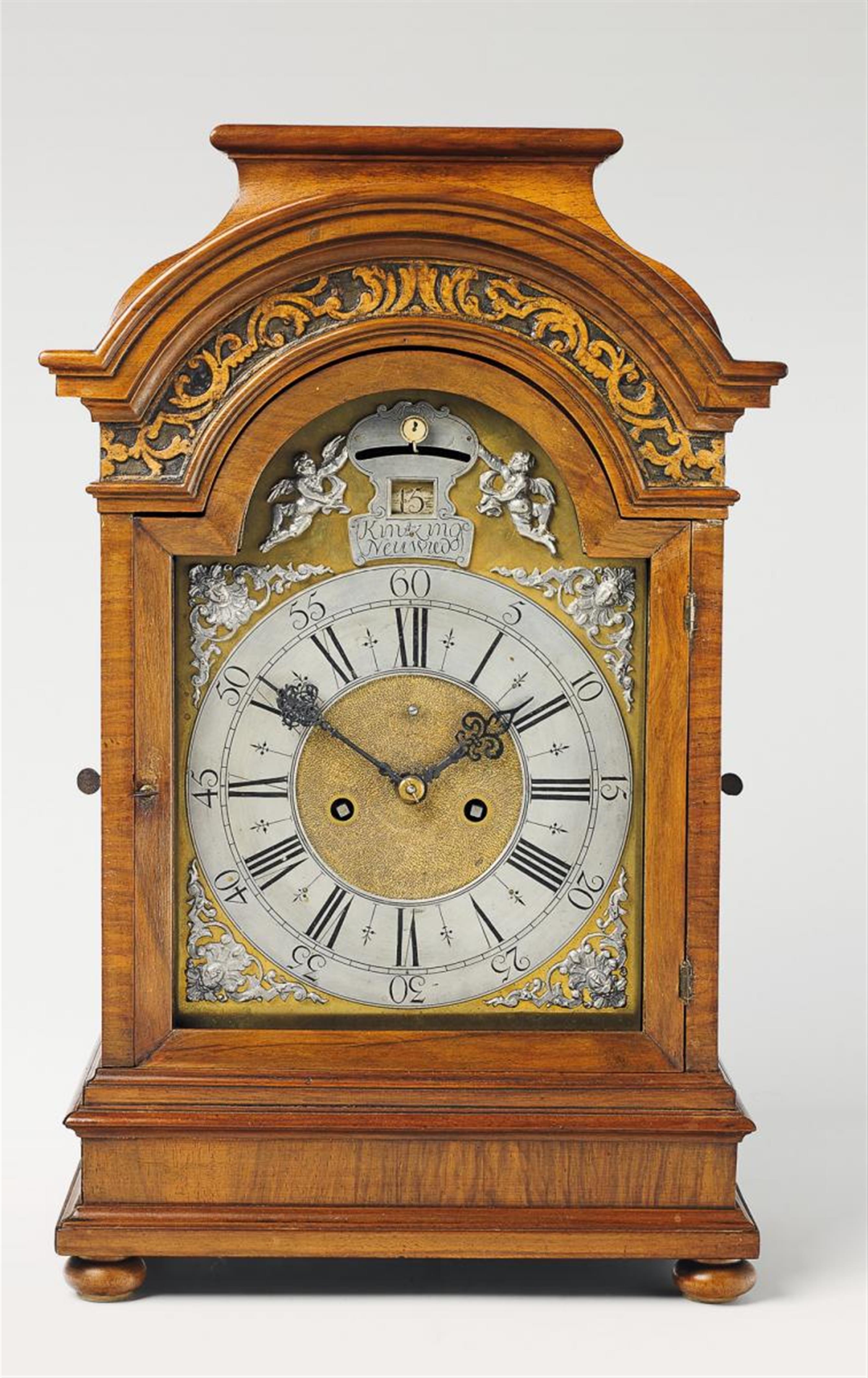 A German walnut-veneer bracket clock with tin inlays - image-1