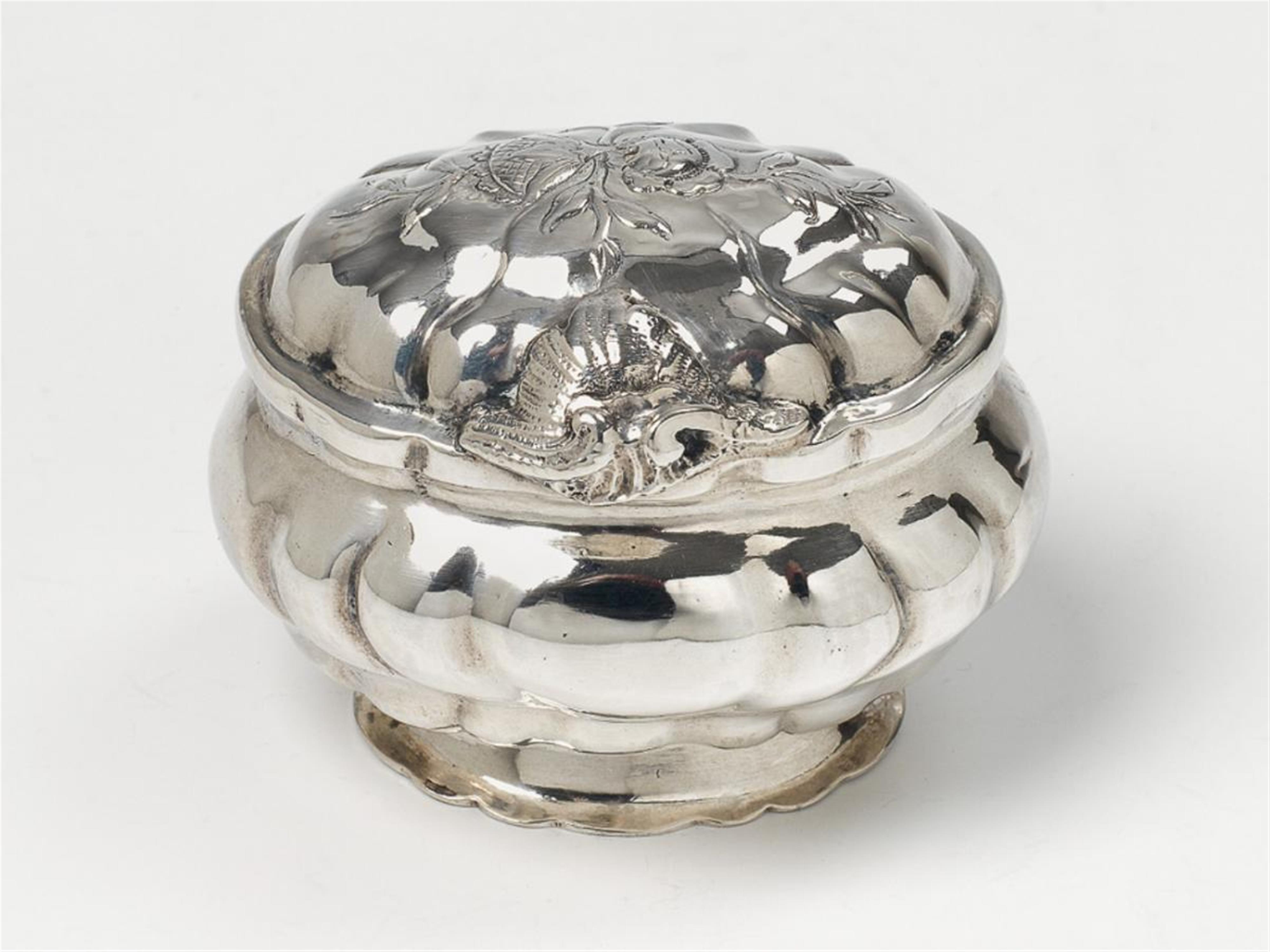A small Augsburg silver toilette box. Marks of Georg David Weinold, 1753 - 55. - image-1
