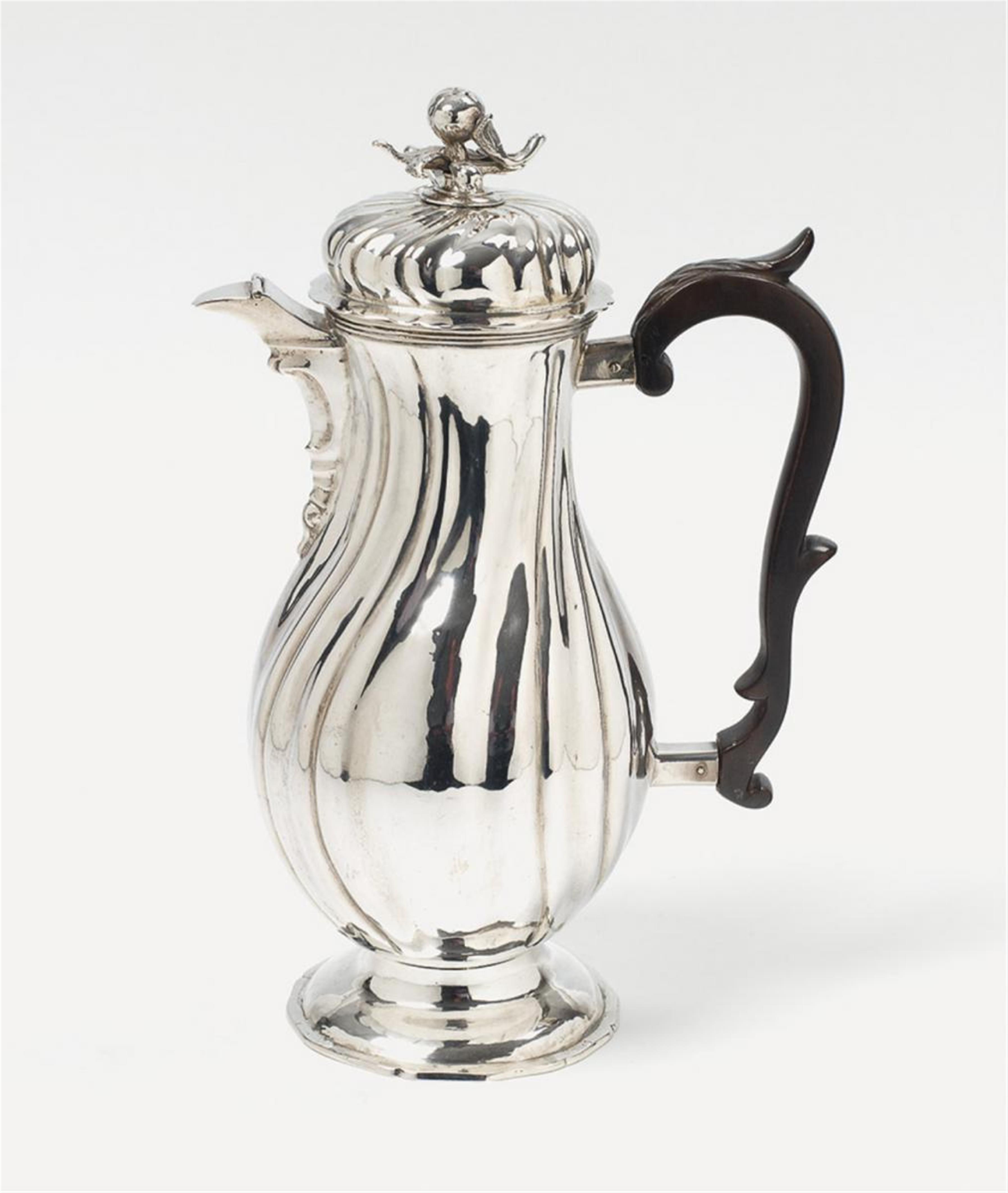An Augsburg silver hot chocolate pot. Marks of Johann Christian Girschner, 1763 - 65. - image-1