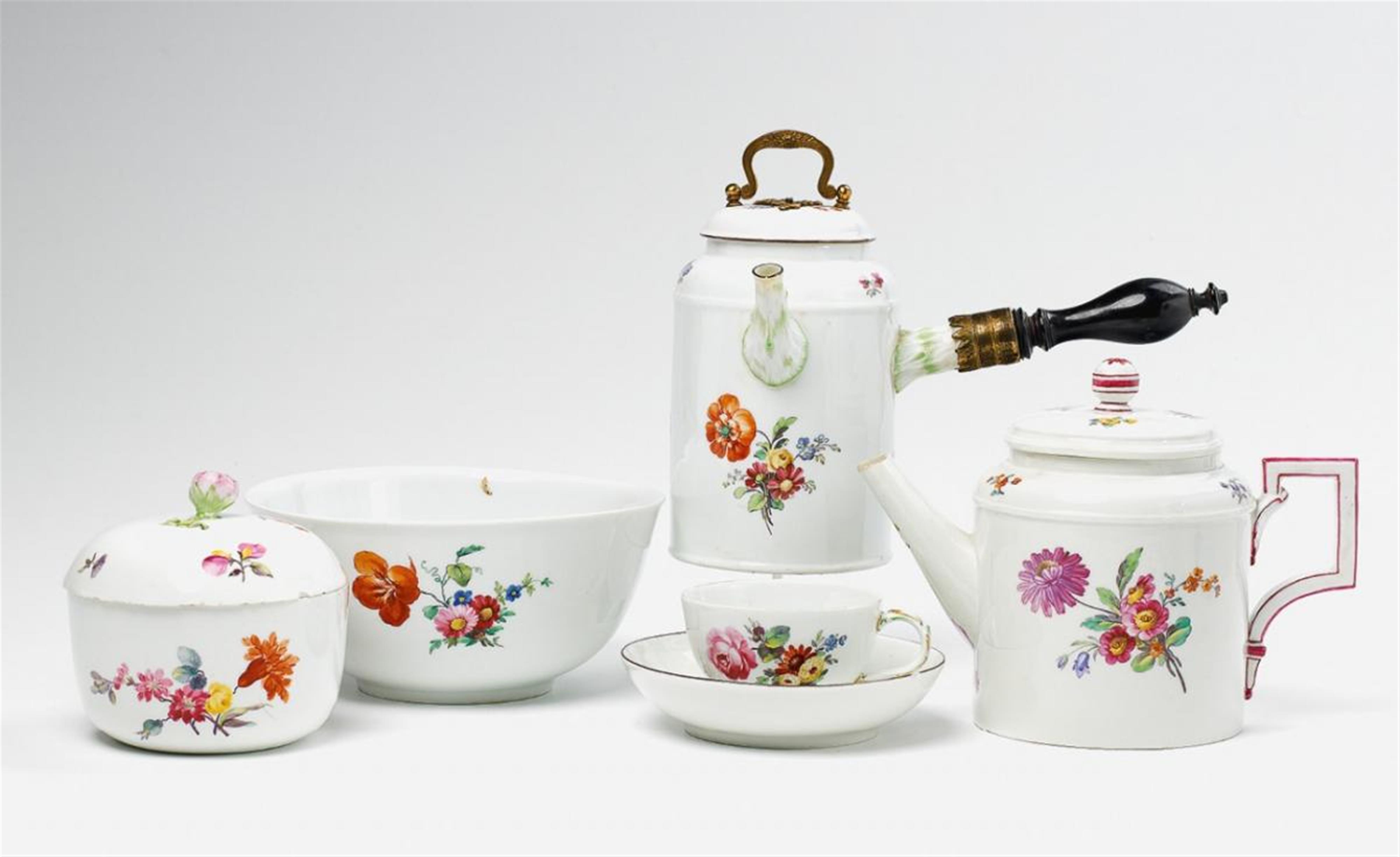 An assorted lot of KPM porcelain items with deutsche blumen. - image-1