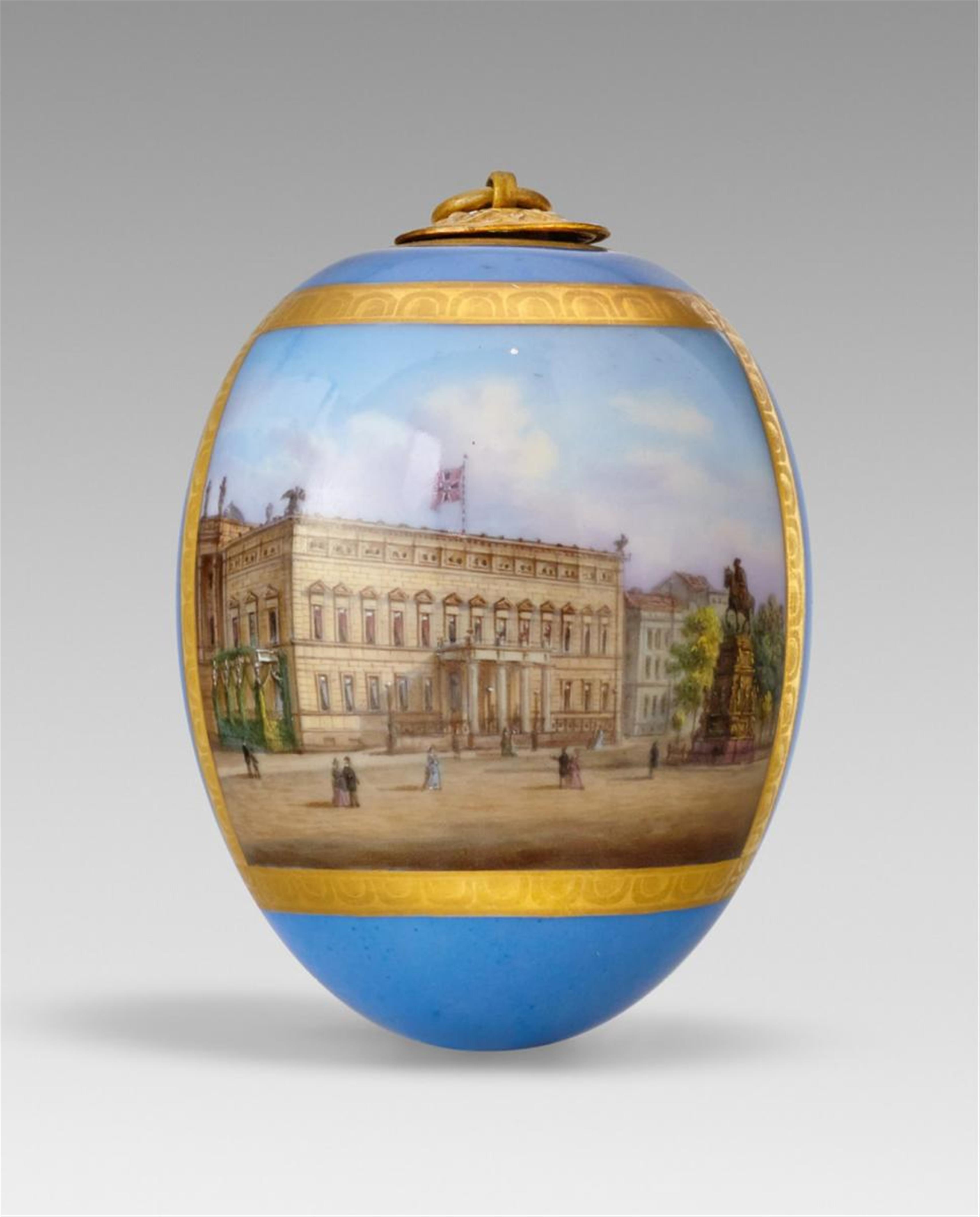 A KPM porcelain egg with a gilt metal lid and a depiction of the Königliches Palais. - image-1