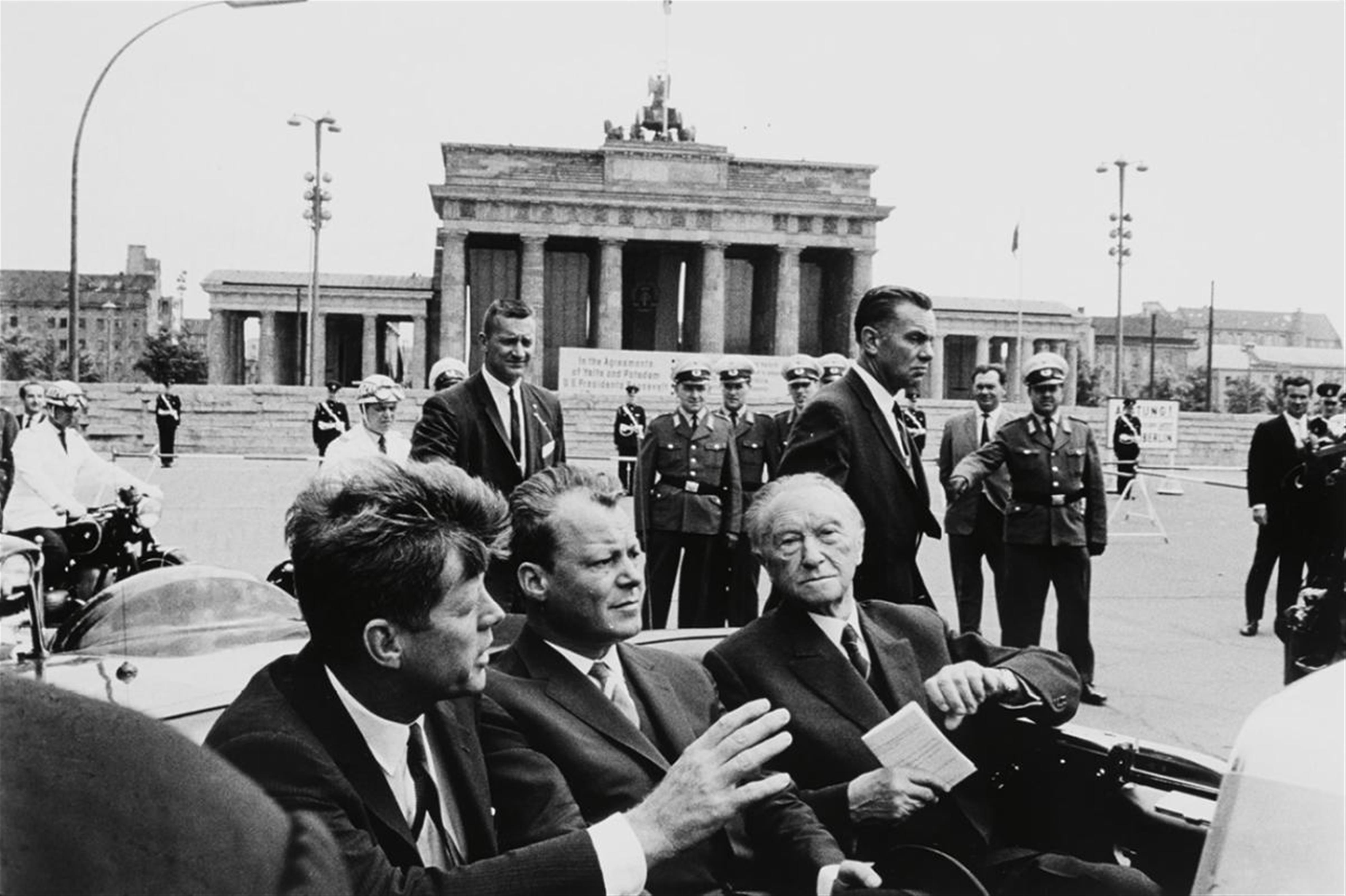 Will McBride - John F. Kennedy, Willy Brandt, Konrad Adenauer vorm Brandenburger Tor, Berlin (John F. Kennedy, Willy Brandt, Konrad Adenauer in front of Brandenburg Gate, Berlin). - image-1