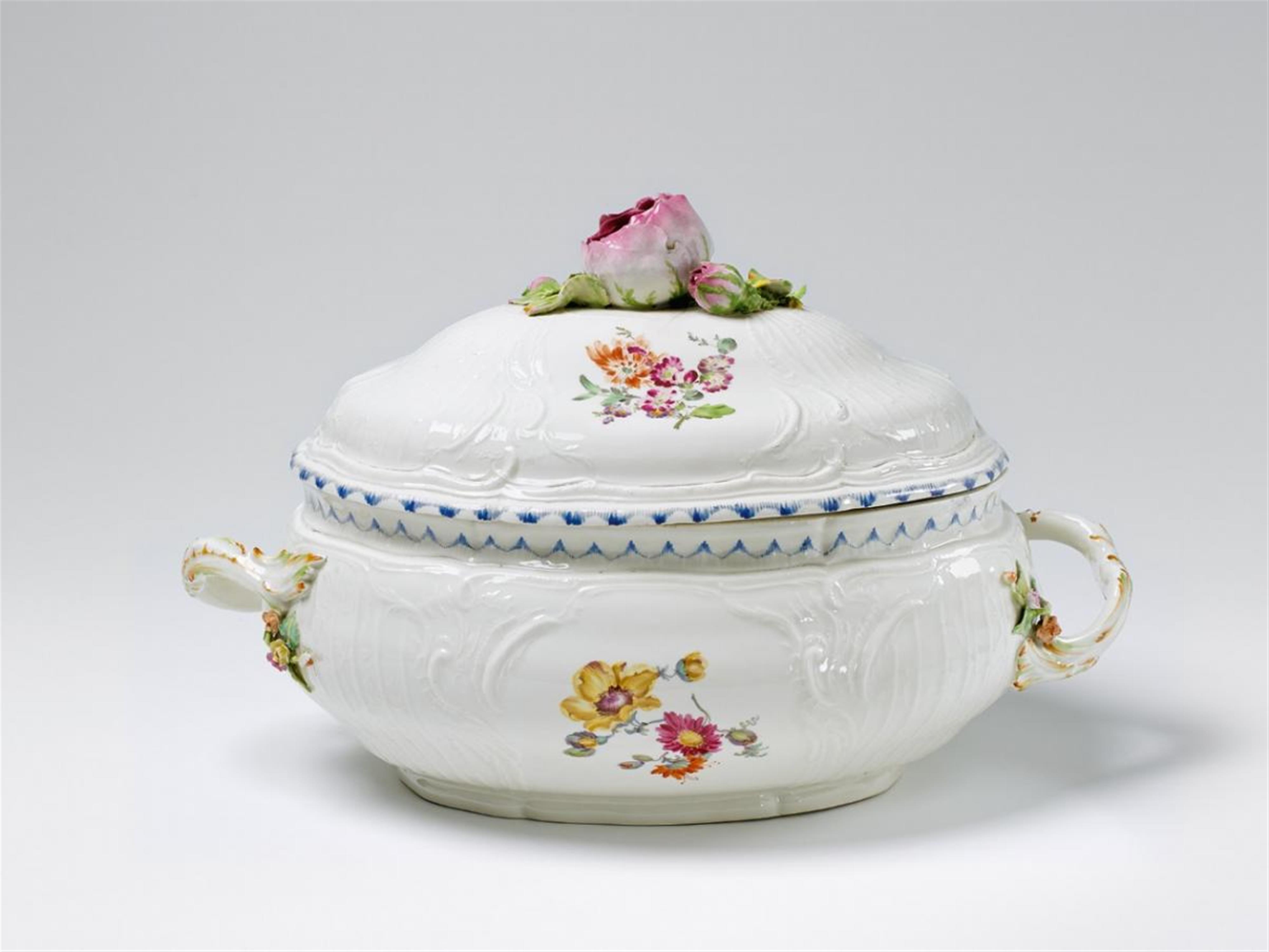 A KPM porcelain tureen made for Diede zu Fürstenstein. - image-1