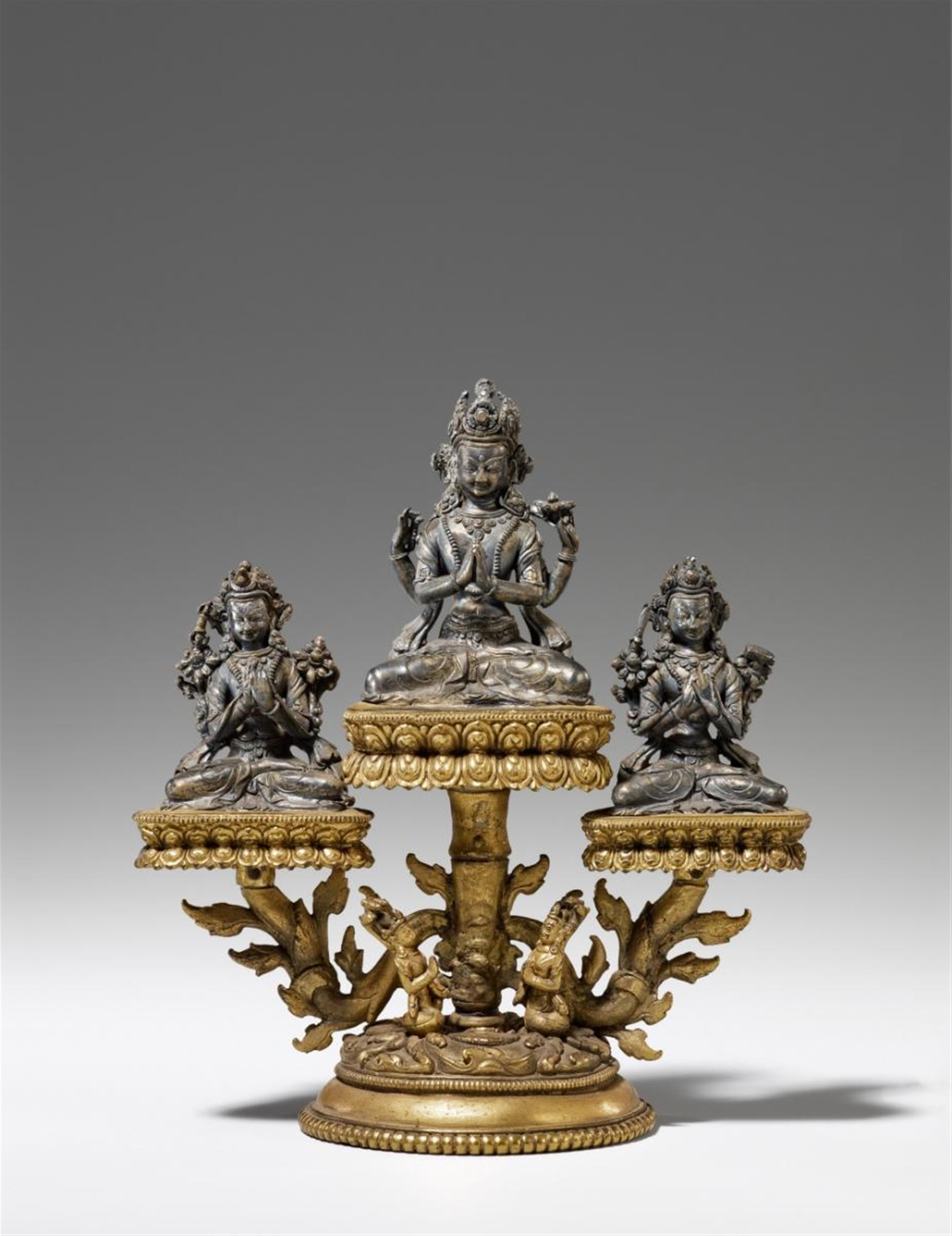 Trias des Shadakshari-Lokeshvara, Manjushri und Vajradhara. Silber und Messing. Sinotibetisch. 18./19. Jh. - image-1