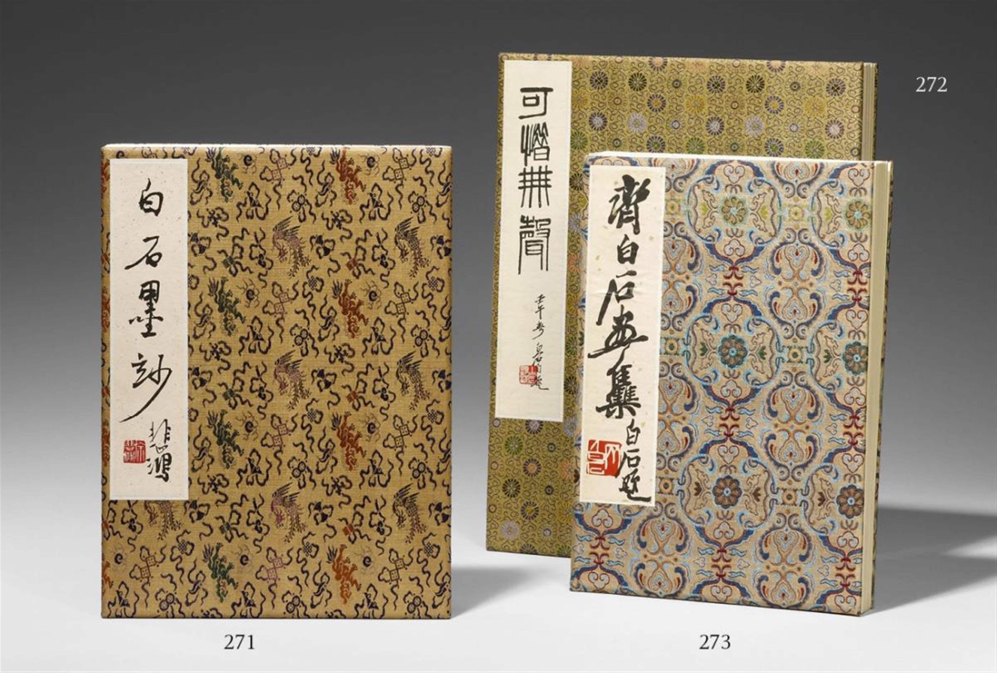 Qi Baishi - A woodblock-printed leporello album titled „Qi Baishi huaji“ with 22 colour woodblock prints. Rongbaozhai. Beijing 1952, 5th month. Brocade covers. - image-1