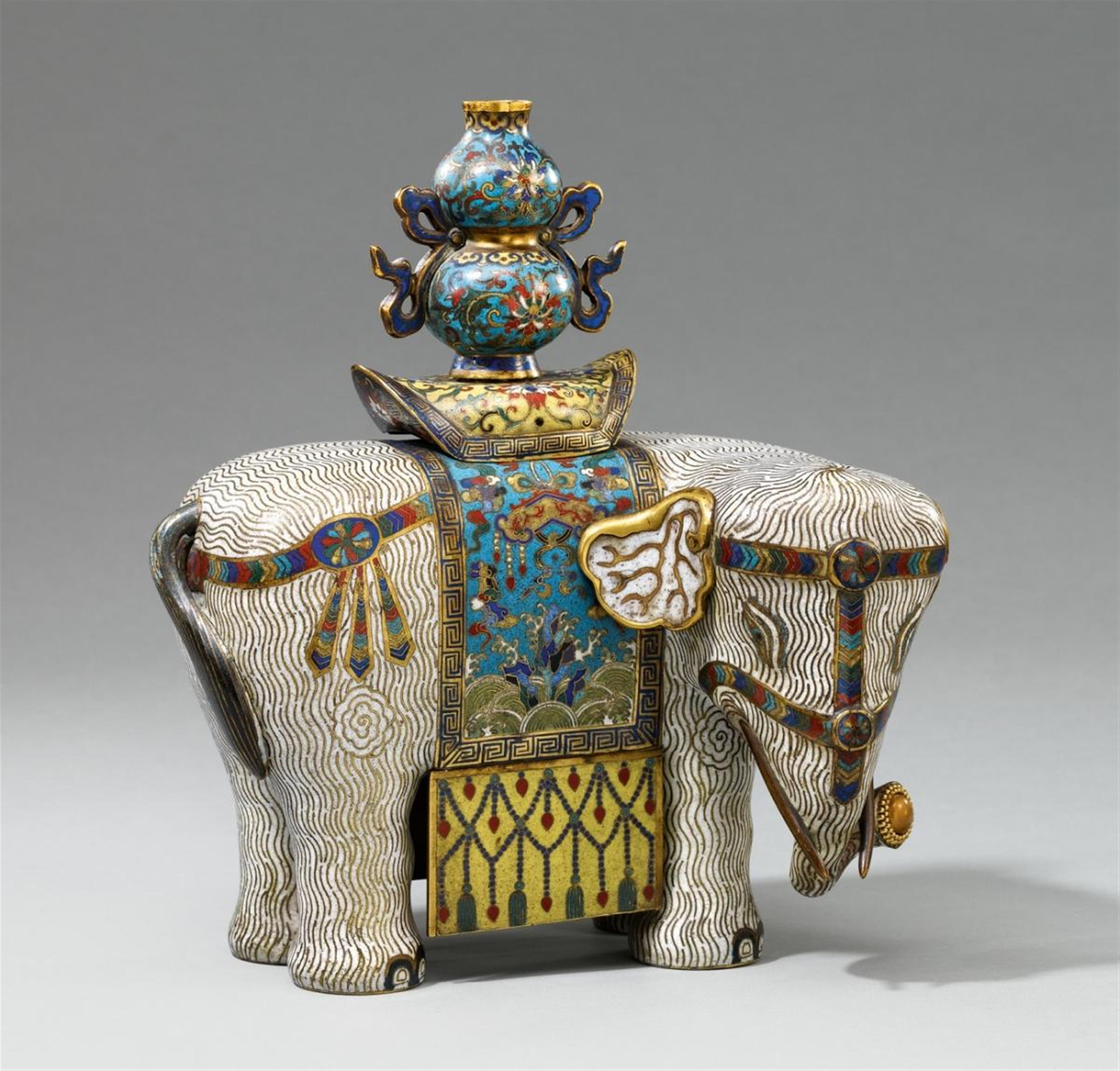 A cloisonné enamel elephant. Qianlong/Jiaqing period - image-1
